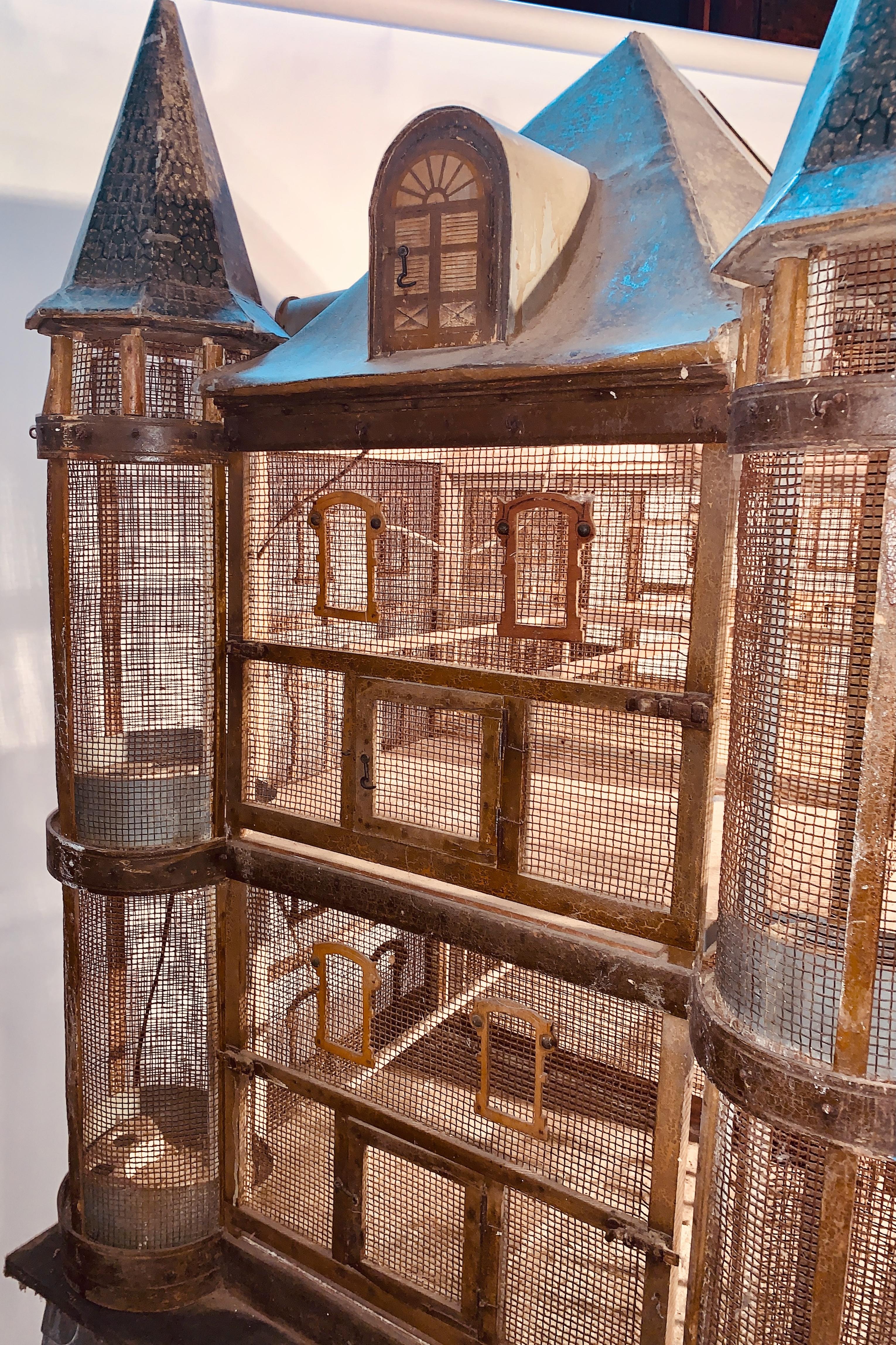 Vogelhaus aus dem späten 19. Jahrhundert im prächtigen Chateaux-Stil (Französisch) im Angebot