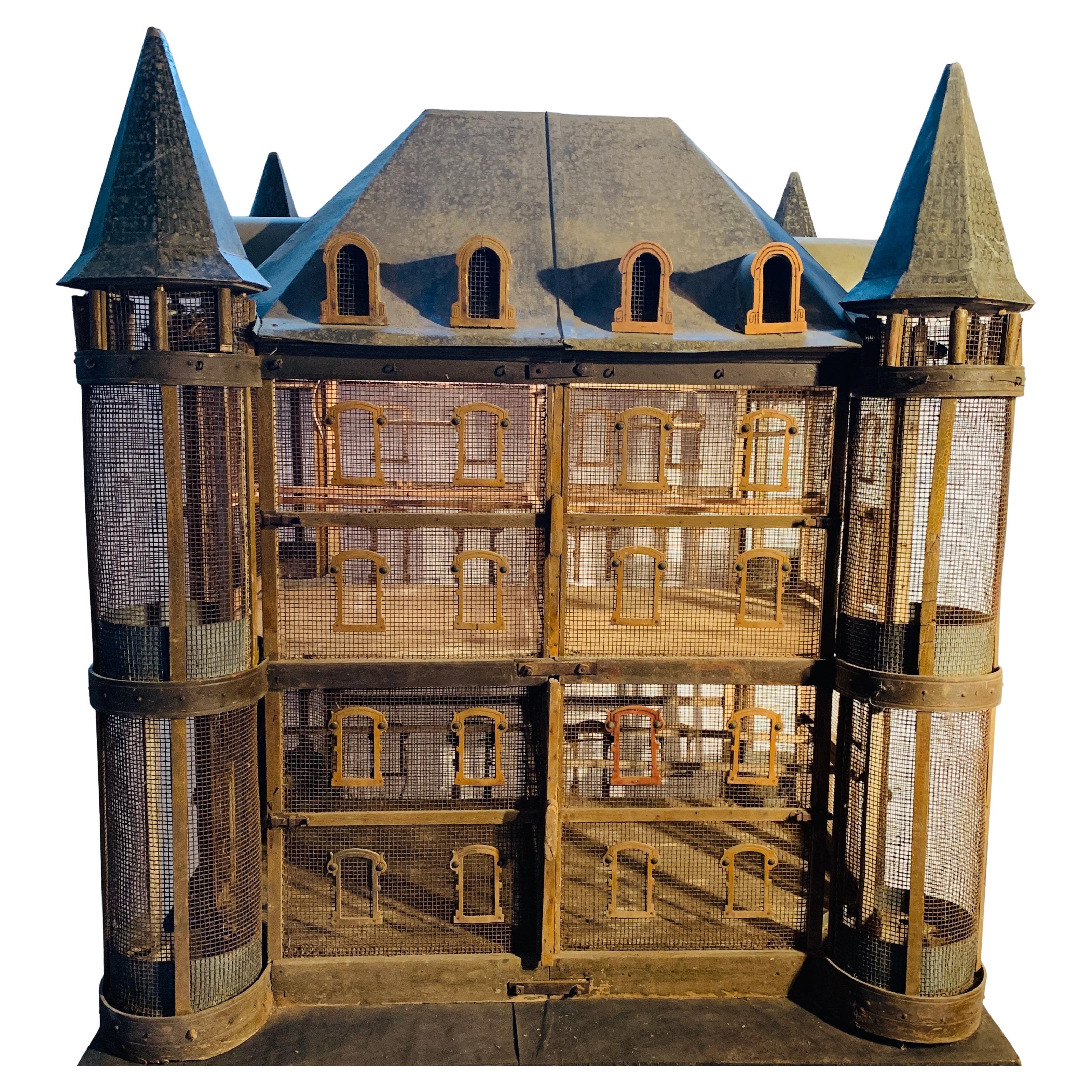 Vogelhaus aus dem späten 19. Jahrhundert im prächtigen Chateaux-Stil