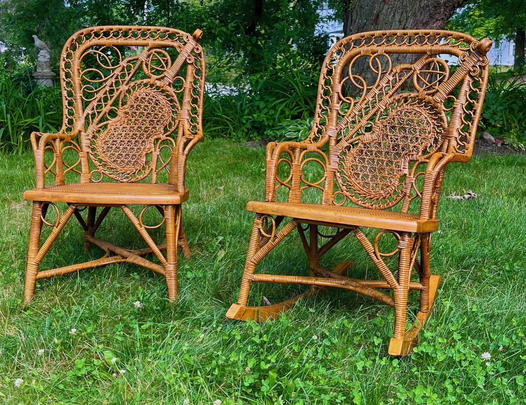 Rarísima pareja de silla y balancín Childs de mimbre de la Wakefield Rattan Company, Wakefield Massachusetts, años 1890, en magníficas condiciones. Este  El conjunto a juego consta de un balancín y una silla recta infantiles a juego, a menudo