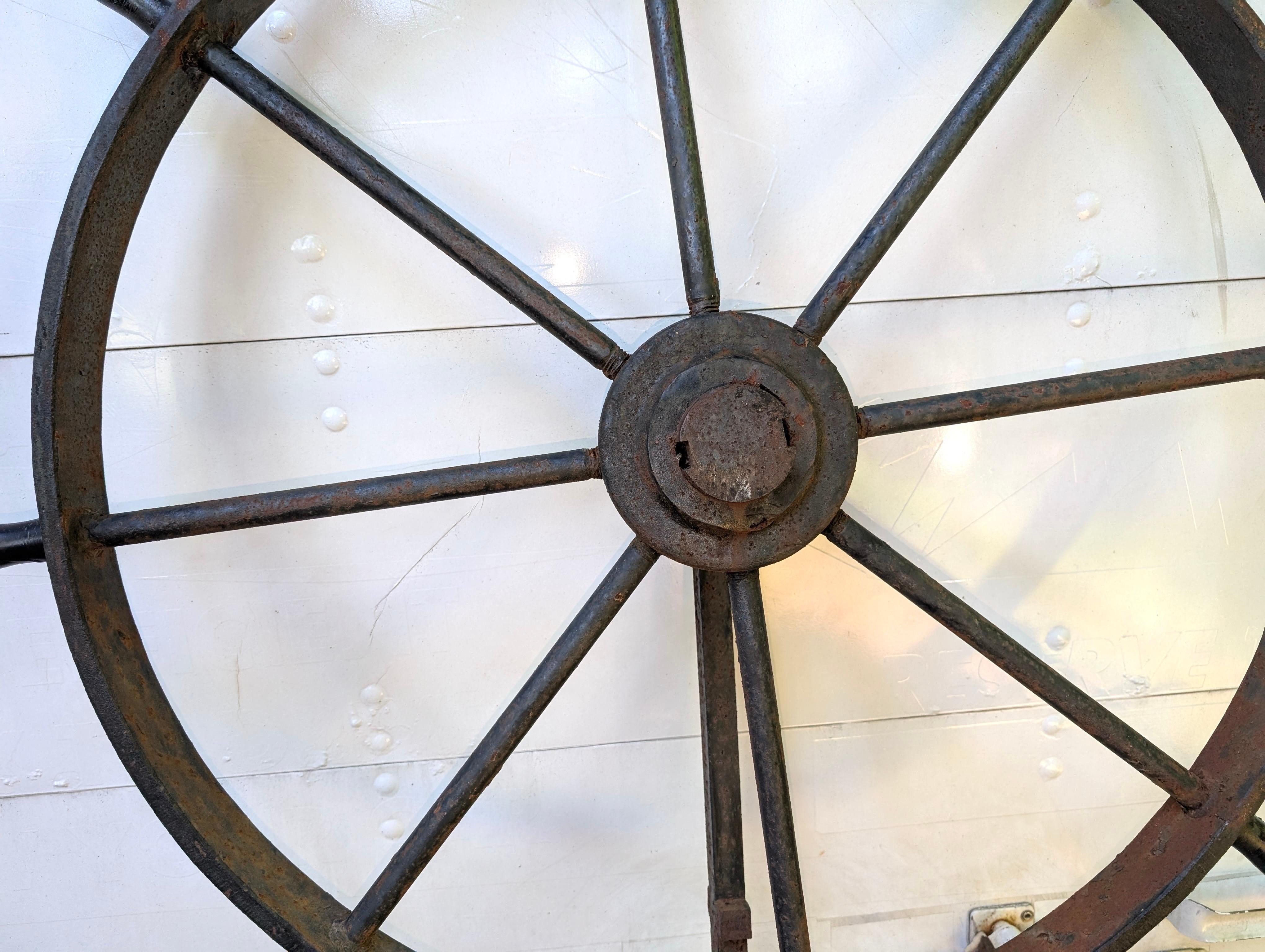 Ruota di nave in ghisa autentica della fine del XIX secolo In condizioni buone in vendita a Lambertville, NJ