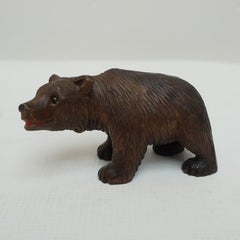 Ende des 19. Jahrhunderts Black Forest geschnitztes Bärenbaby, um 1900