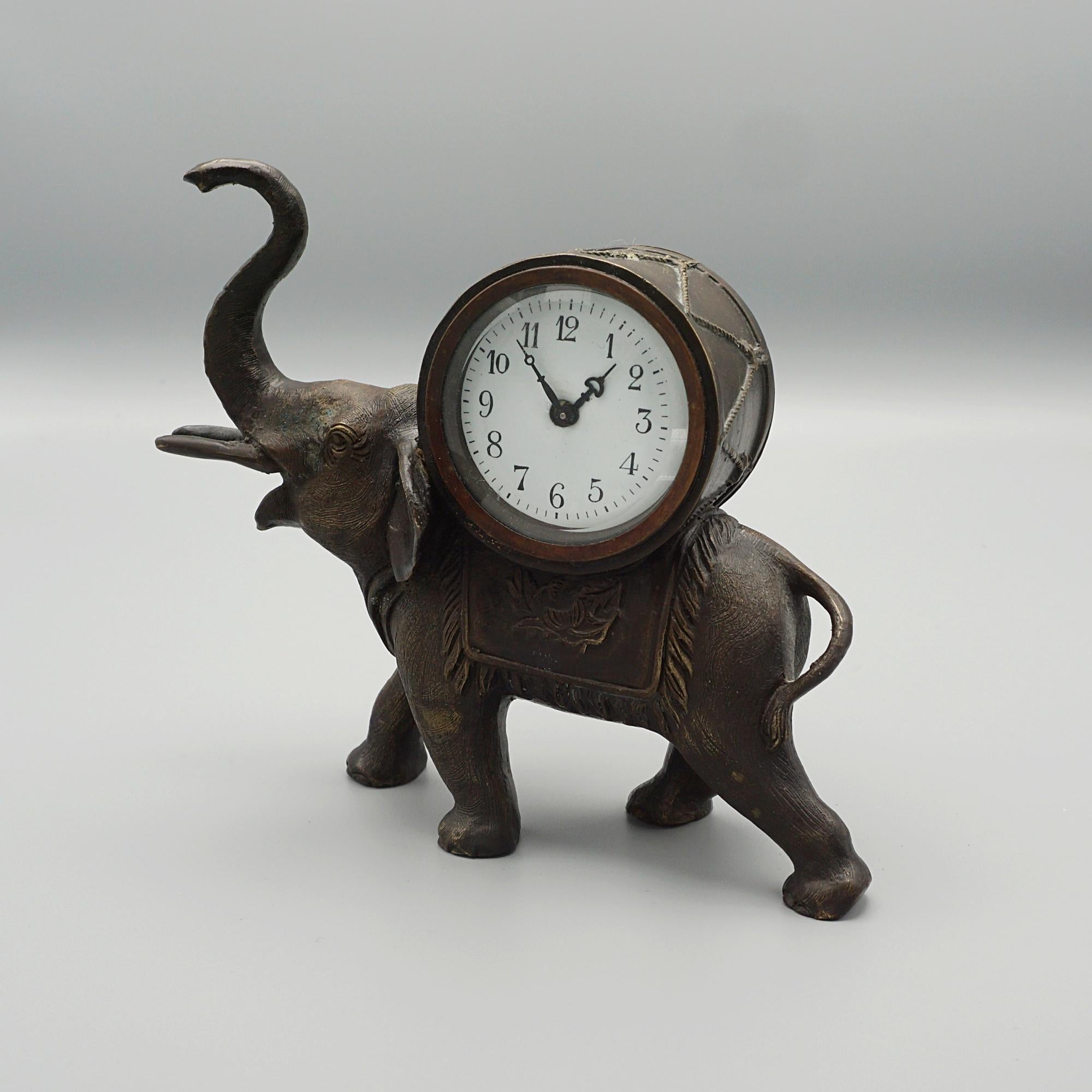 Eine Kaminsimsuhr aus dem späten 19. Jahrhundert in Form eines schreitenden Elefanten mit erhobenem Rüssel, der eine Uhr auf seinem Rücken trägt. Original 8-Tage-Bewegung.

Abmessungen: H 15,5cm B 18cm T 5cm

Herkunft: Französisch

Datum: CIRCA