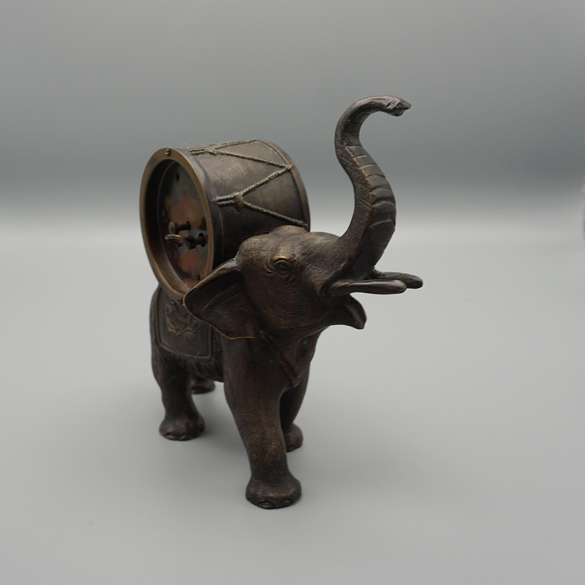 Kaminuhr mit Elefanten aus Bronze aus dem späten 19. Jahrhundert, Französisch 1900 2