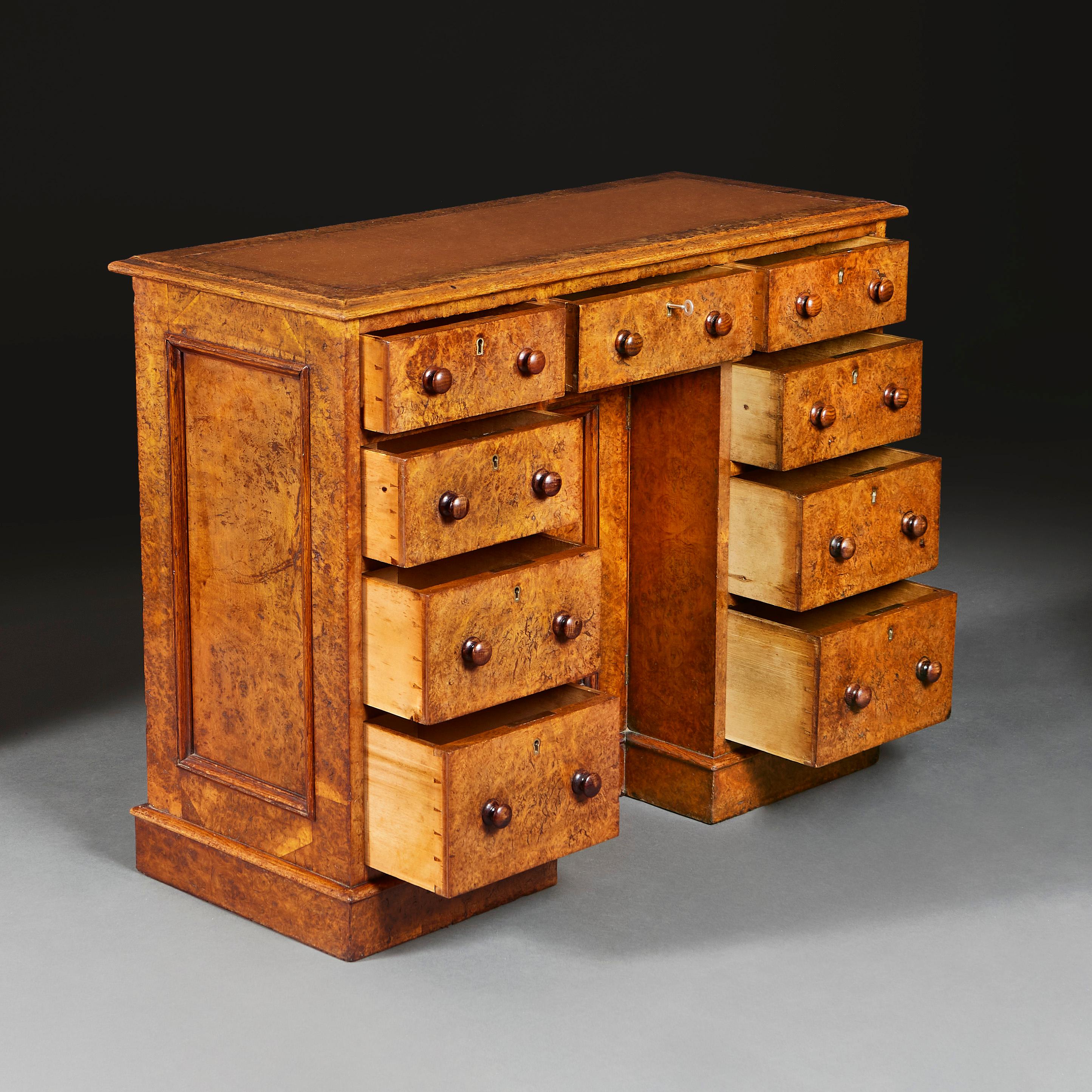 Late 19th Century Burr Oak Kneehole Desk In Good Condition For Sale In London, GB
