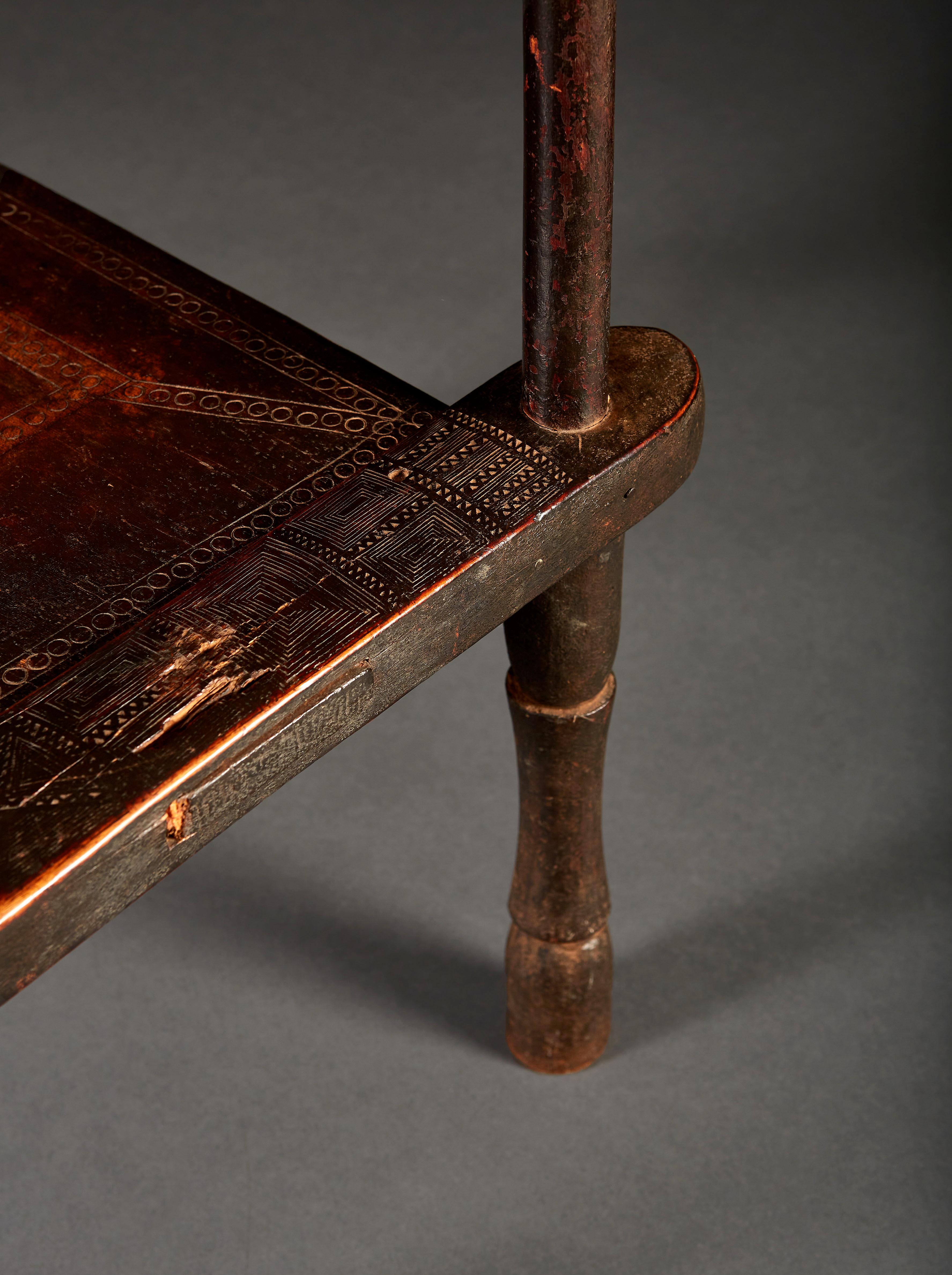 Ivoirien Chaise en bois dur sculptée Senufo de la fin du 19e siècle en vente
