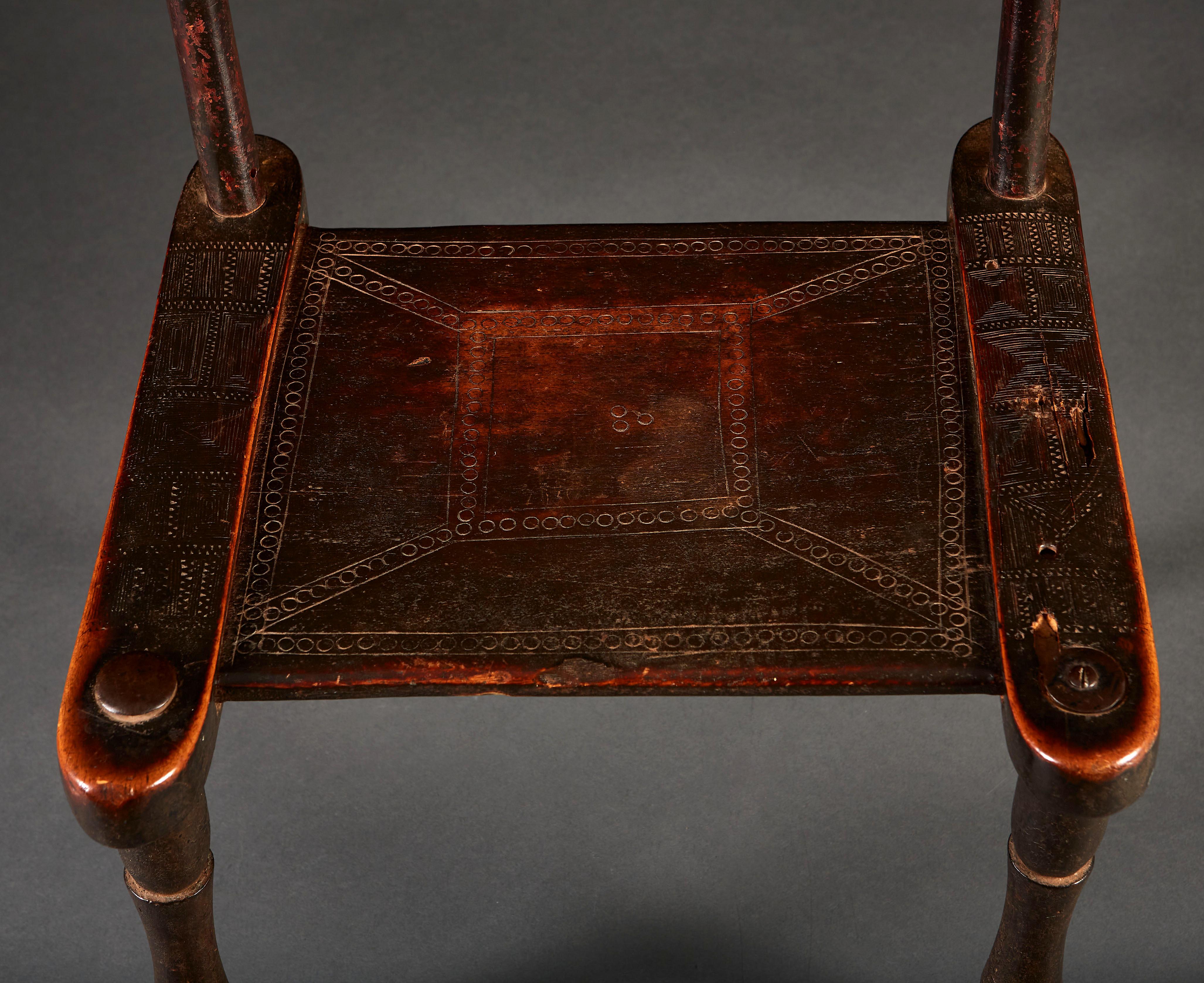 Sculpté à la main Chaise en bois dur sculptée Senufo de la fin du 19e siècle en vente