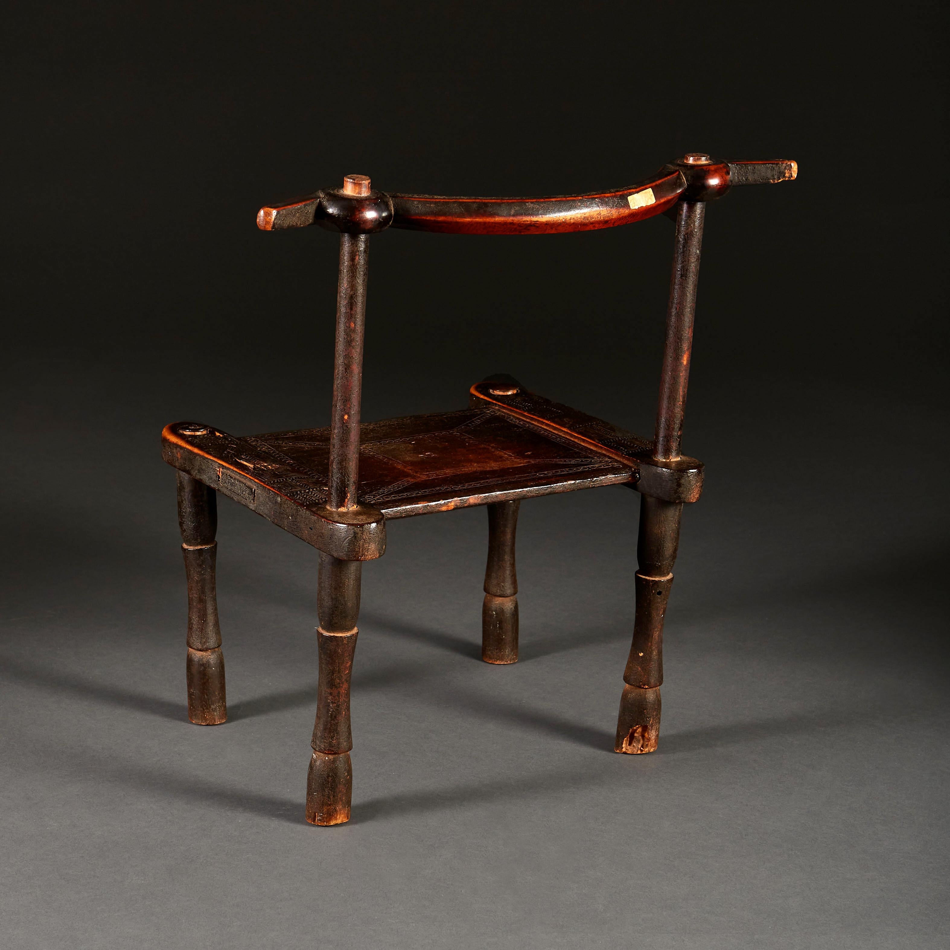 Chaise en bois dur sculptée Senufo de la fin du 19e siècle Bon état - En vente à London, GB