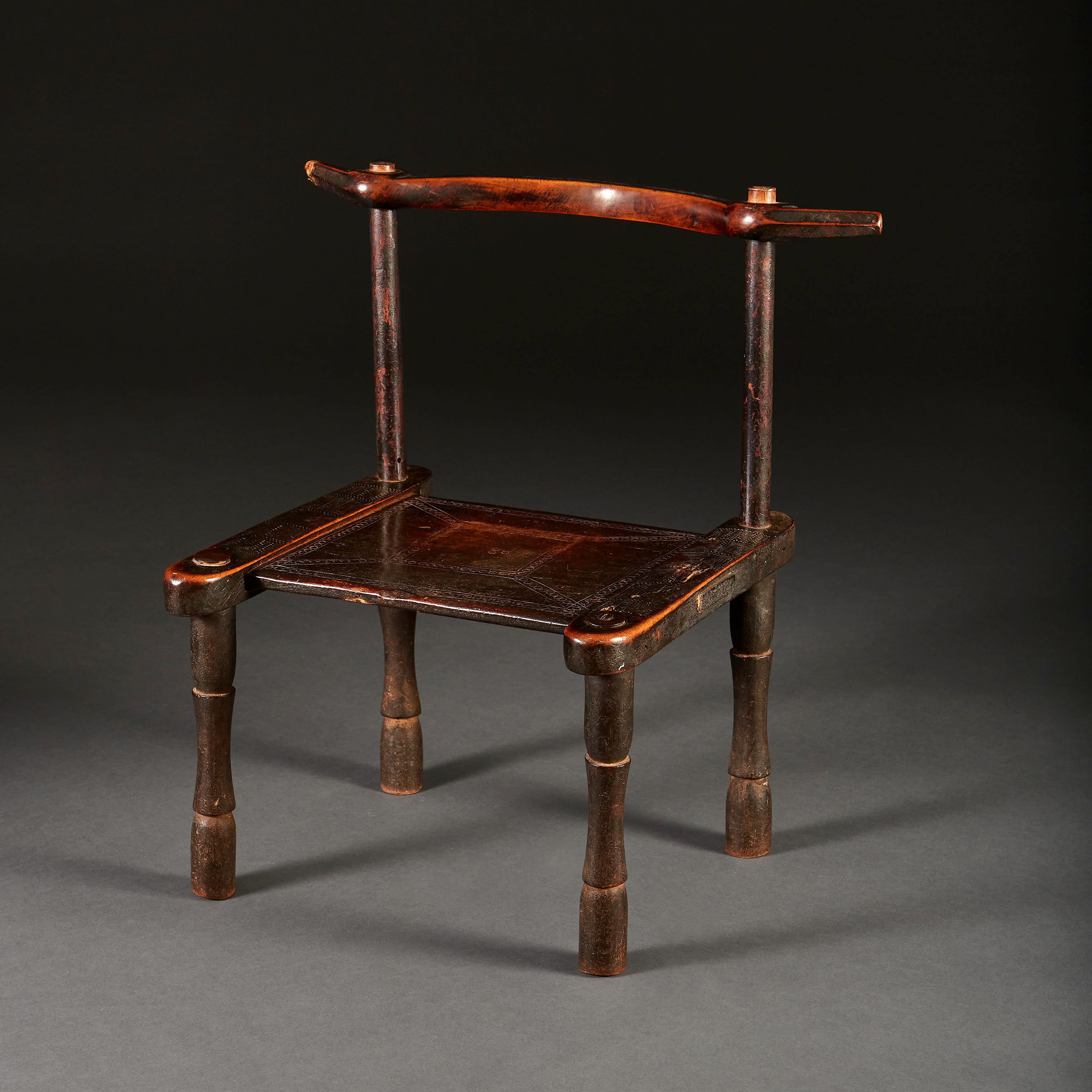 XIXe siècle Chaise en bois dur sculptée Senufo de la fin du 19e siècle en vente