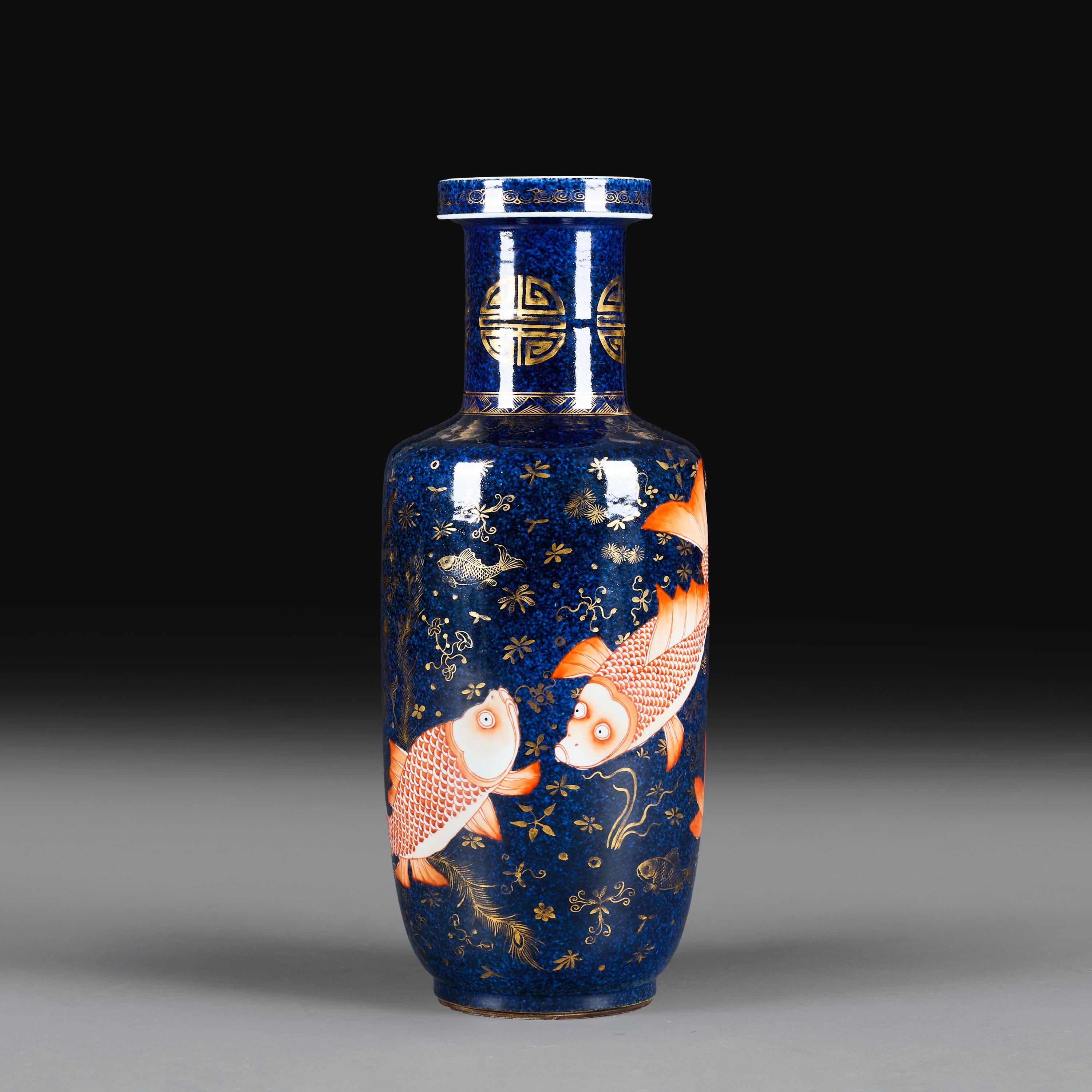 Chine, vers 1860

Un vase rouleau inhabituel de la fin du XIXe siècle, dont le corps cylindrique est décoré de carpes koï rouge fer nageant à l'unisson sur un fond bleu poudre, le col avec des rondeaux shou dorés, avec d'autres illustrations de vie