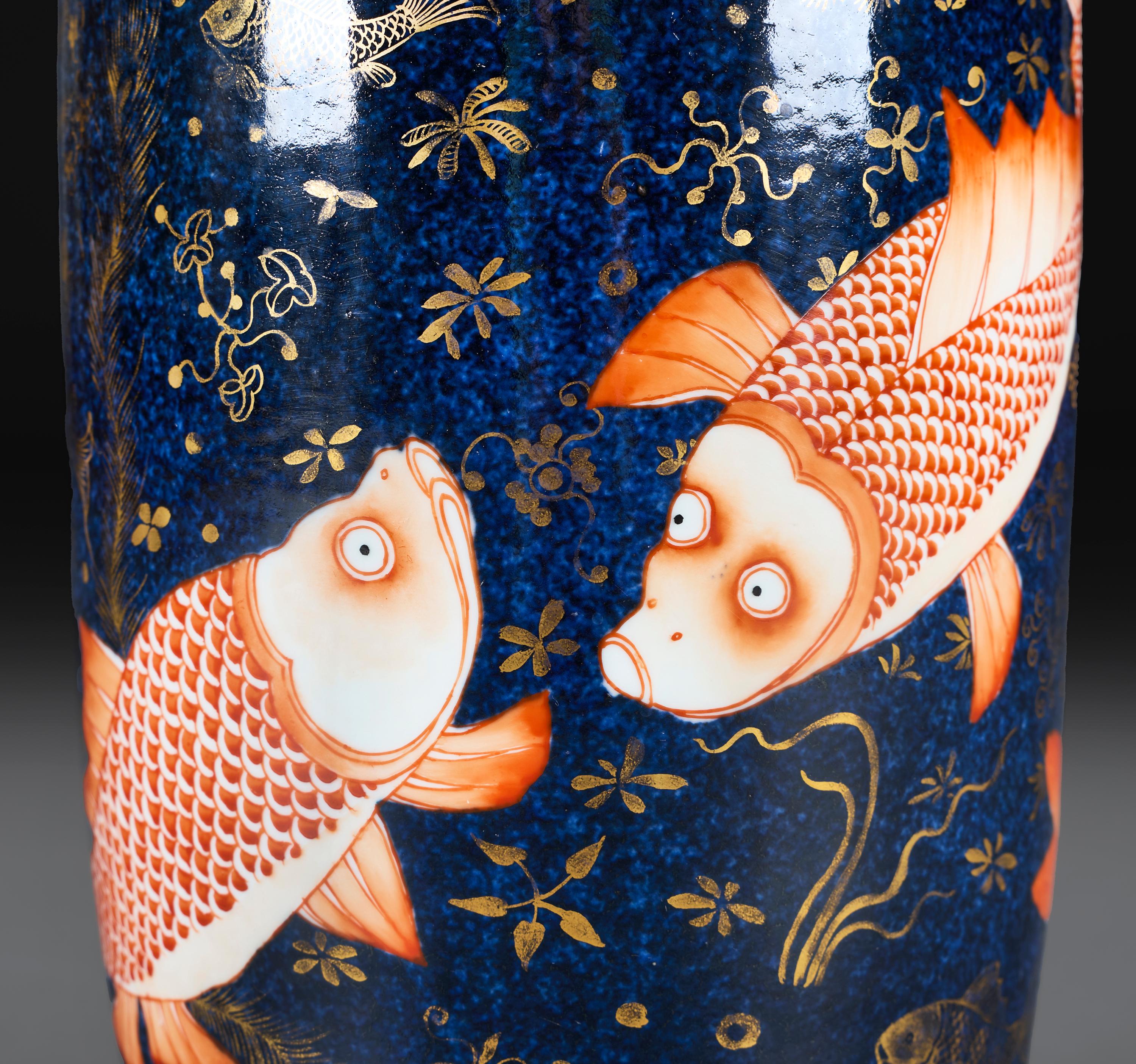 Chinois Vase à carpes Rouleau bleu de Chine de la fin du 19e siècle en vente