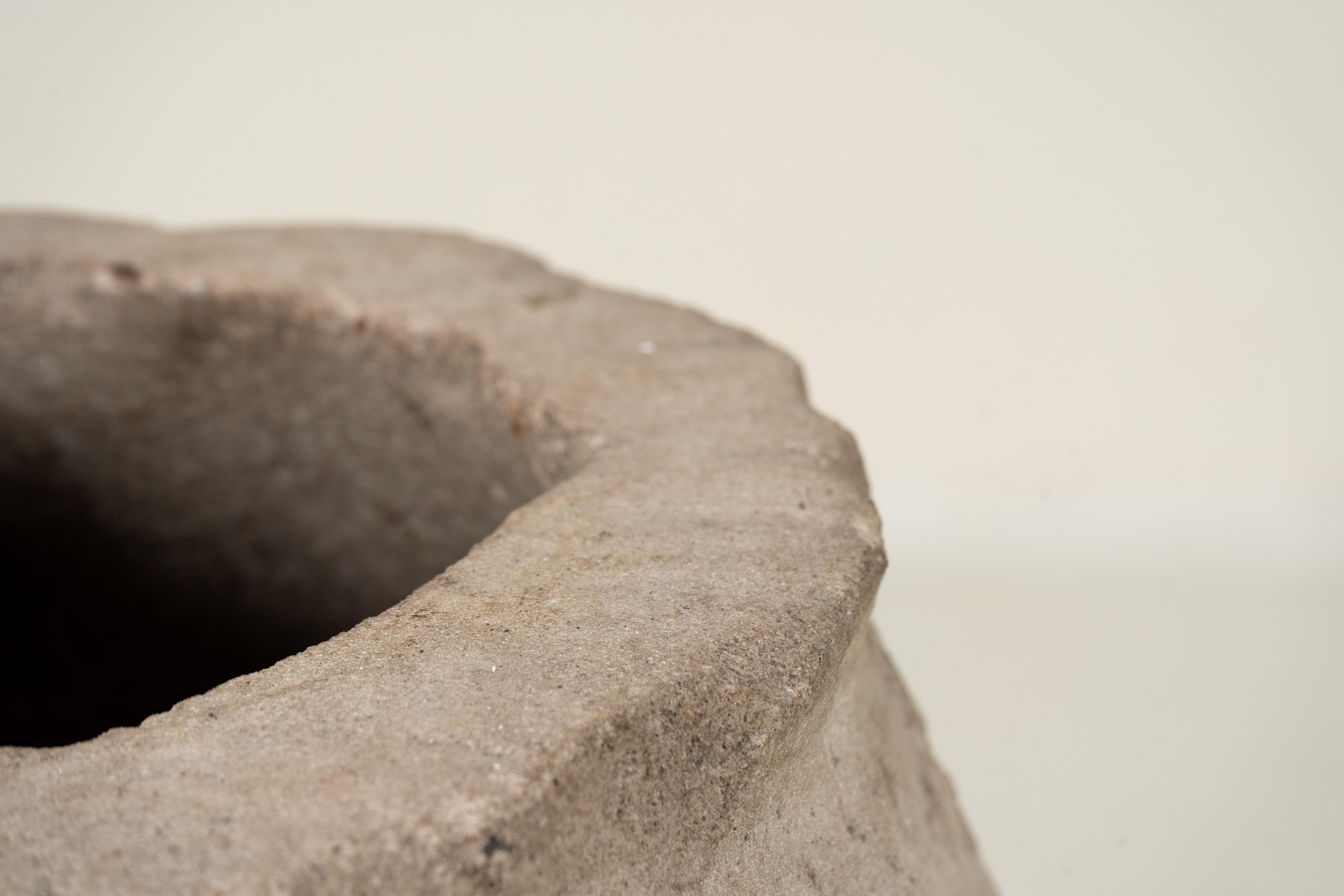 Questa imponente urna in pietra calcarea proviene dalla provincia di Shanxi, risale alla fine del XIX secolo e veniva utilizzata per contenere l'acqua.  Data la sua capacità relativamente limitata, probabilmente era per lo più decorativa e si