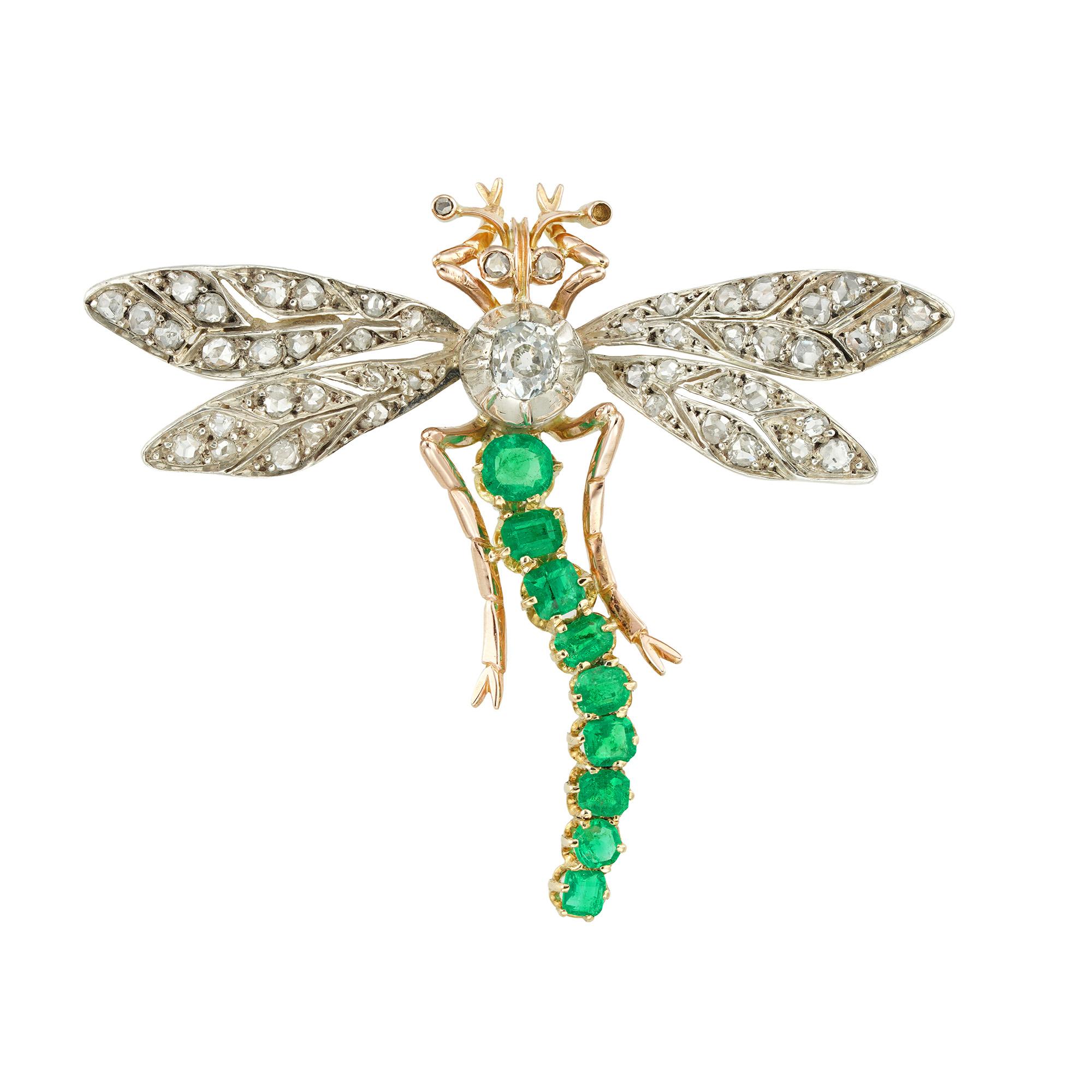 Eine Libellenbrosche mit Smaragden und Diamanten aus dem späten 19. Jahrhundert, der Körper besetzt mit einem Diamanten im alten europäischen Schliff mit einem geschätzten Gewicht von 0,4 Karat, der Schwanz besetzt mit neun facettierten Smaragden