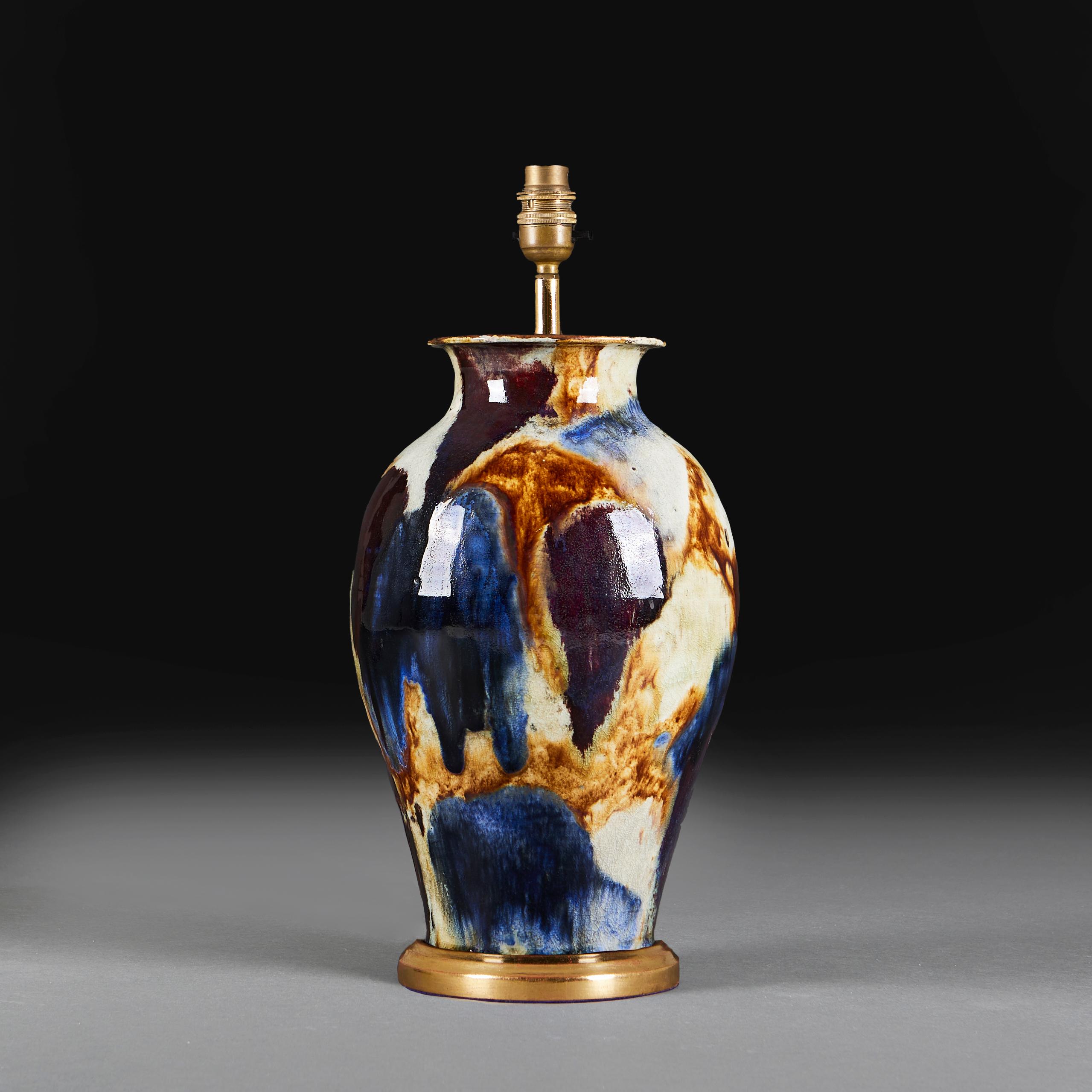 Rare vase chinois du milieu du 19e siècle, à glaçure multicolore et de forme meiping, monté sur une base en bois doré.

Veuillez noter :

Abat-jour non compris. Lampe photographiée avec un abat-jour Pembroke en carton crème pâle de 14