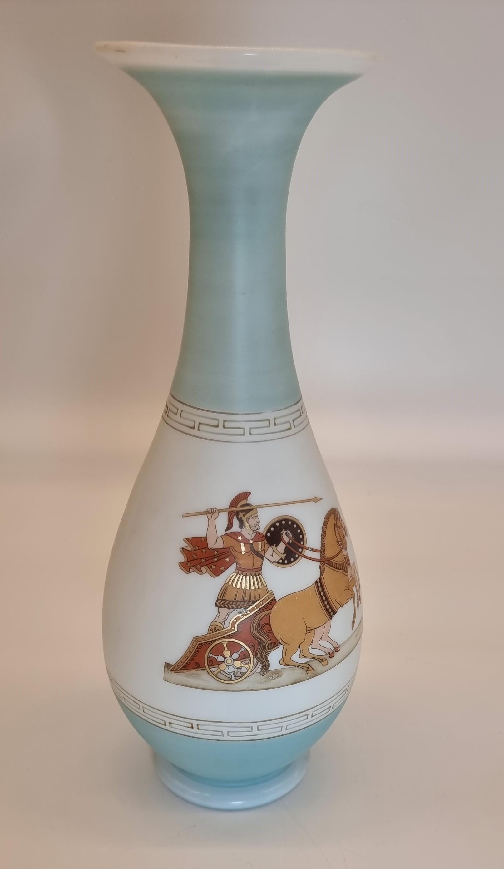 Ce vase en verre de style grec classique, très élégant et agréable, a été fabriqué en France vers 1880 et s'inspire de la Grèce antique. De forme balustre, il repose sur un petit pied évasé et est bien équilibré avec un haut col évasé et un bord