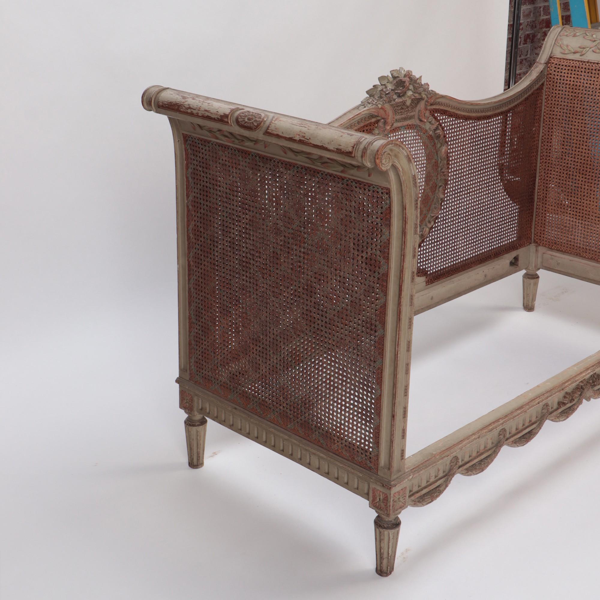 Ein französisches Directoire-Bett/Sofa aus bemaltem Schilfrohr aus dem späten 19. Jahrhundert. C 1880. Sehr dekoratives Stück mit originaler Patina.
