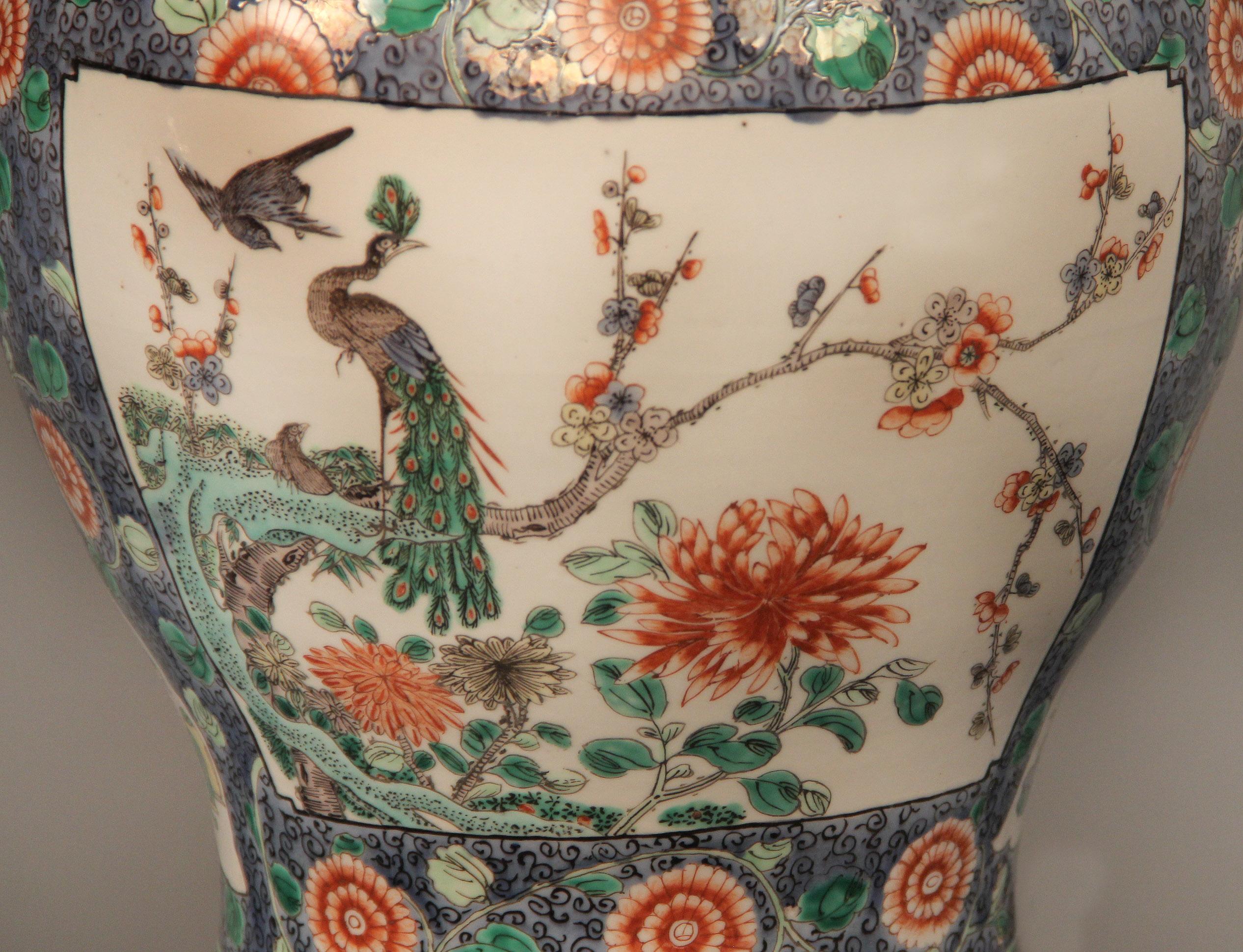 Vase en porcelaine de Chine de grande qualité, datant de la fin du 19ème siècle, monté sur bronze doré

Décoré d'oiseaux et de compositions florales, avec trois dauphins en bronze doré comme pieds, le tout reposant sur une base en bronze.