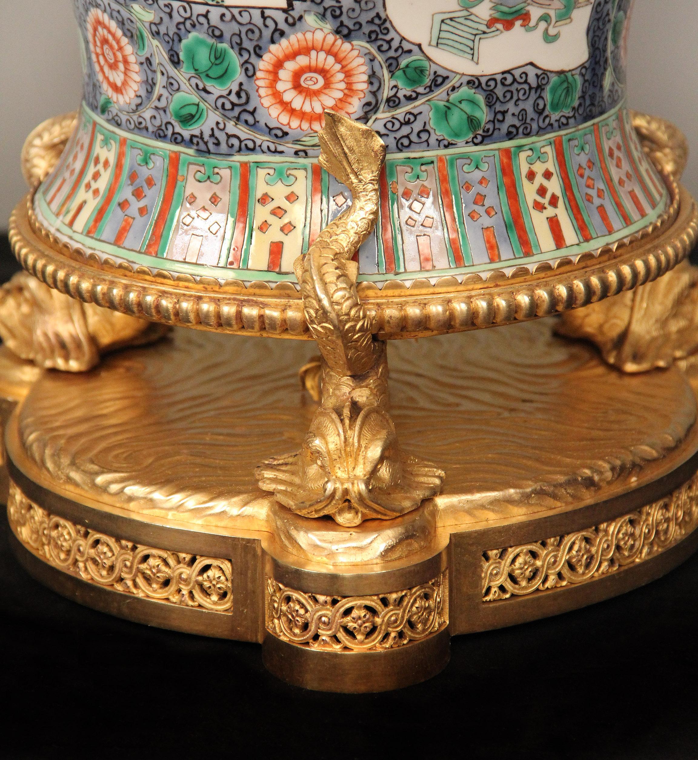 Jarrón de porcelana china montado en bronce dorado francés de finales del siglo XIX en Bueno estado para la venta en Long Island City, NY