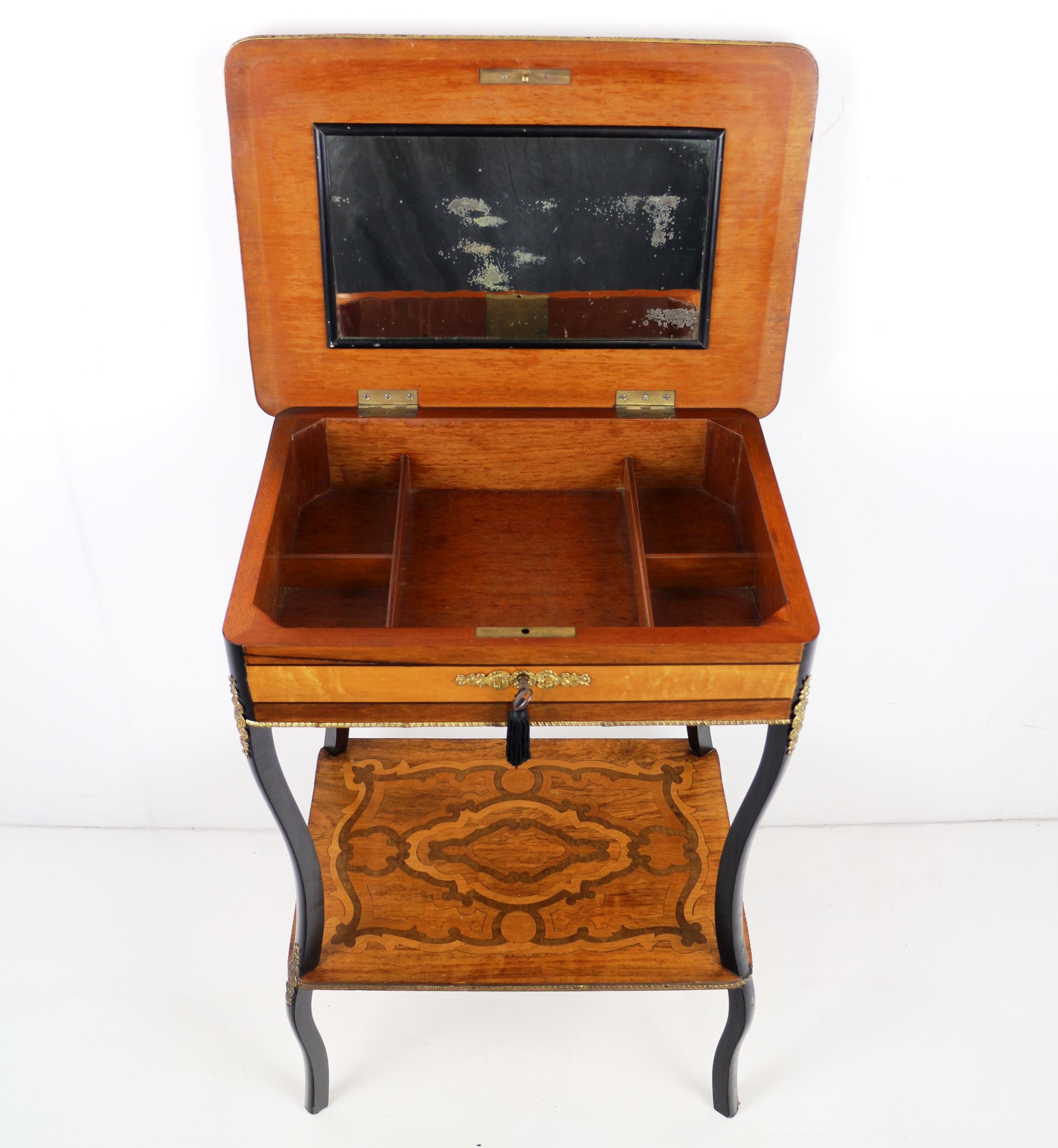 Ein französischer Poudreuse- oder Arbeitstisch aus dem späten 19. Jahrhundert unter Napoleon III. im Angebot 11