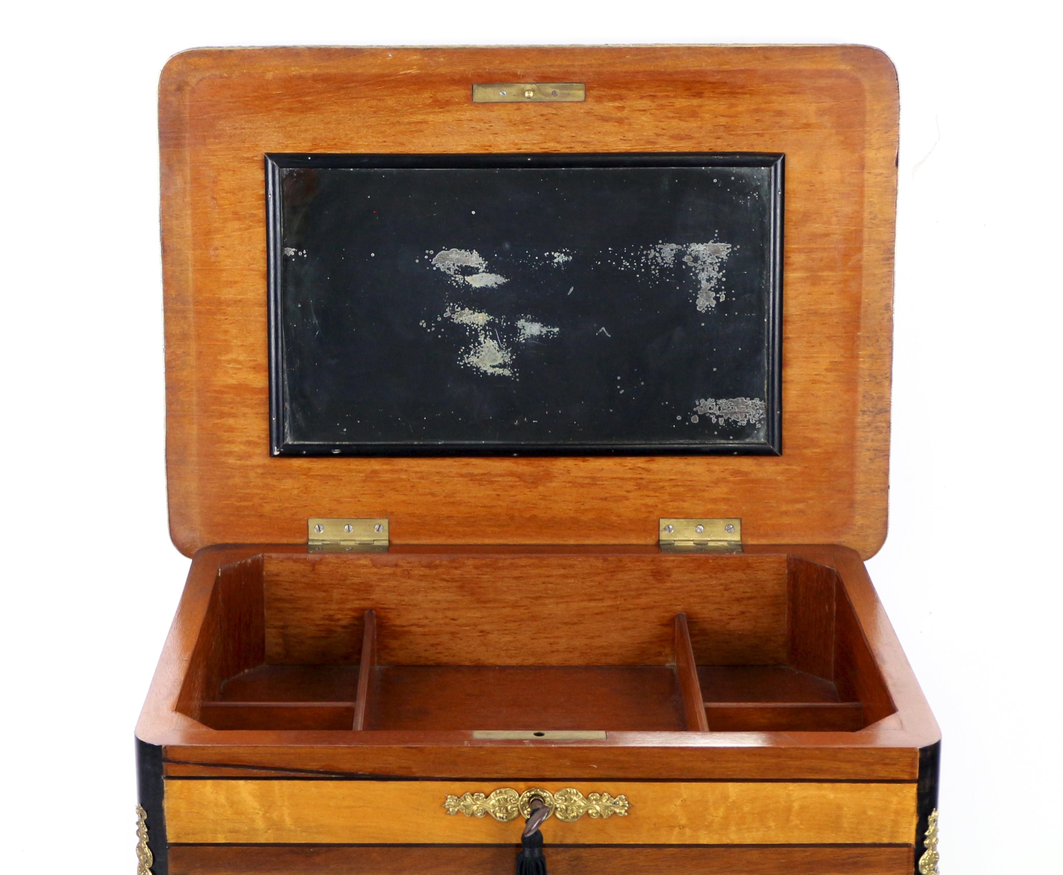 Ein französischer Poudreuse- oder Arbeitstisch aus dem späten 19. Jahrhundert unter Napoleon III. im Angebot 12