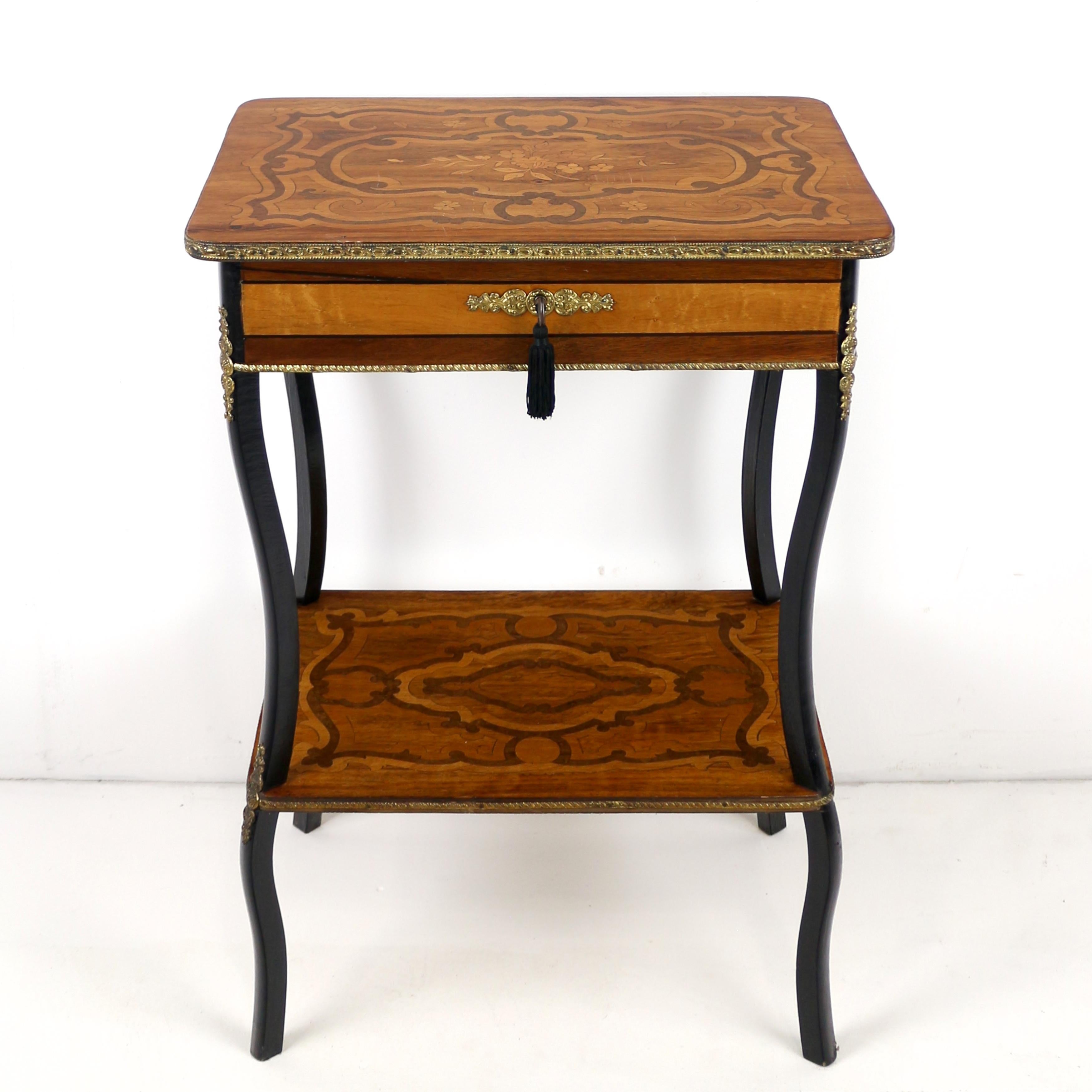 Ein eleganter französischer Podreuse- oder Arbeitstisch mit Intarsien aus dem späten 19. Jahrhundert unter Napoleon III.  Die aufklappbare Oberseite ist im Rokoko-Stil mit Amboina und Satinholz eingelegt, um florale Strahlen und Kartuschen mit