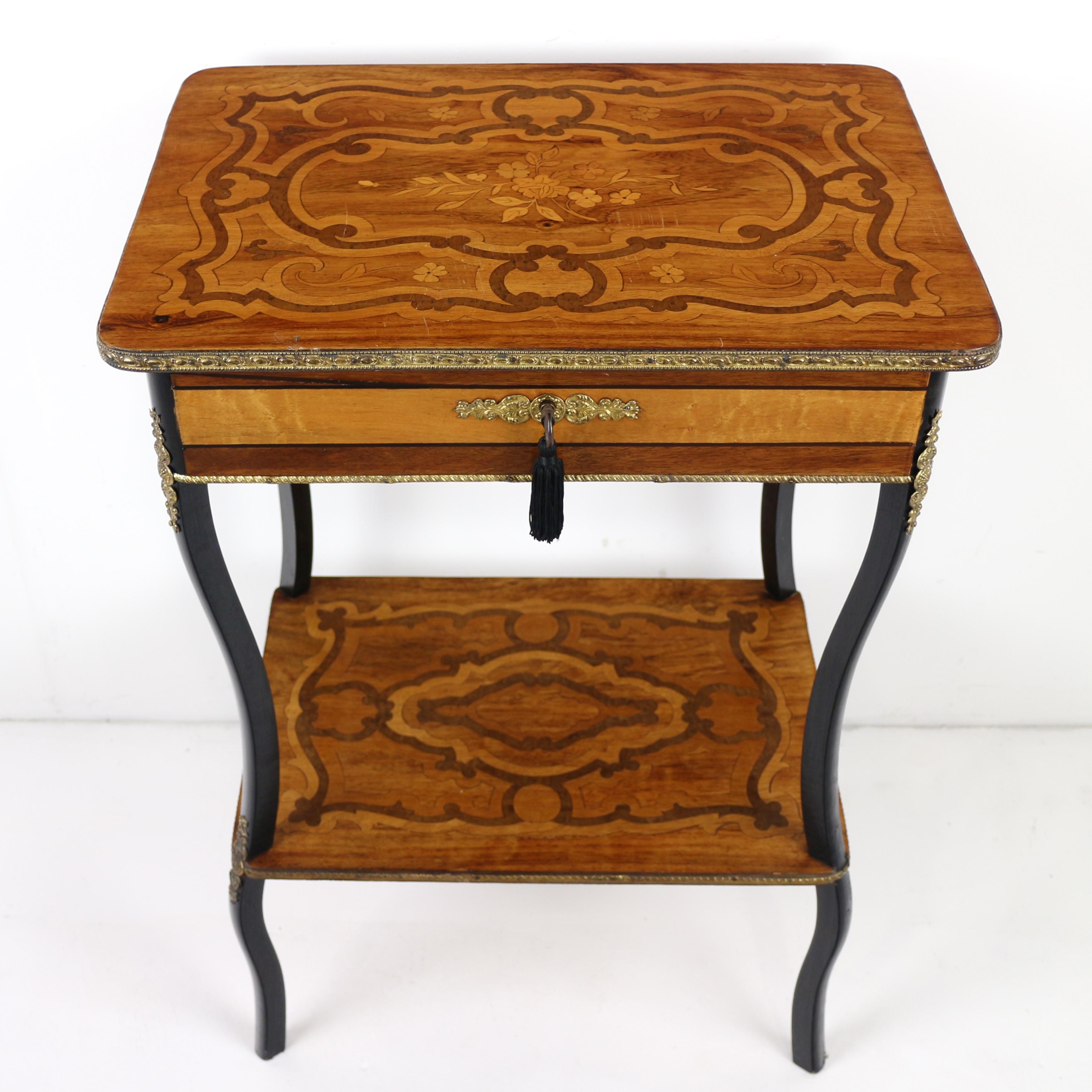 Ein französischer Poudreuse- oder Arbeitstisch aus dem späten 19. Jahrhundert unter Napoleon III. (Louis XV.) im Angebot