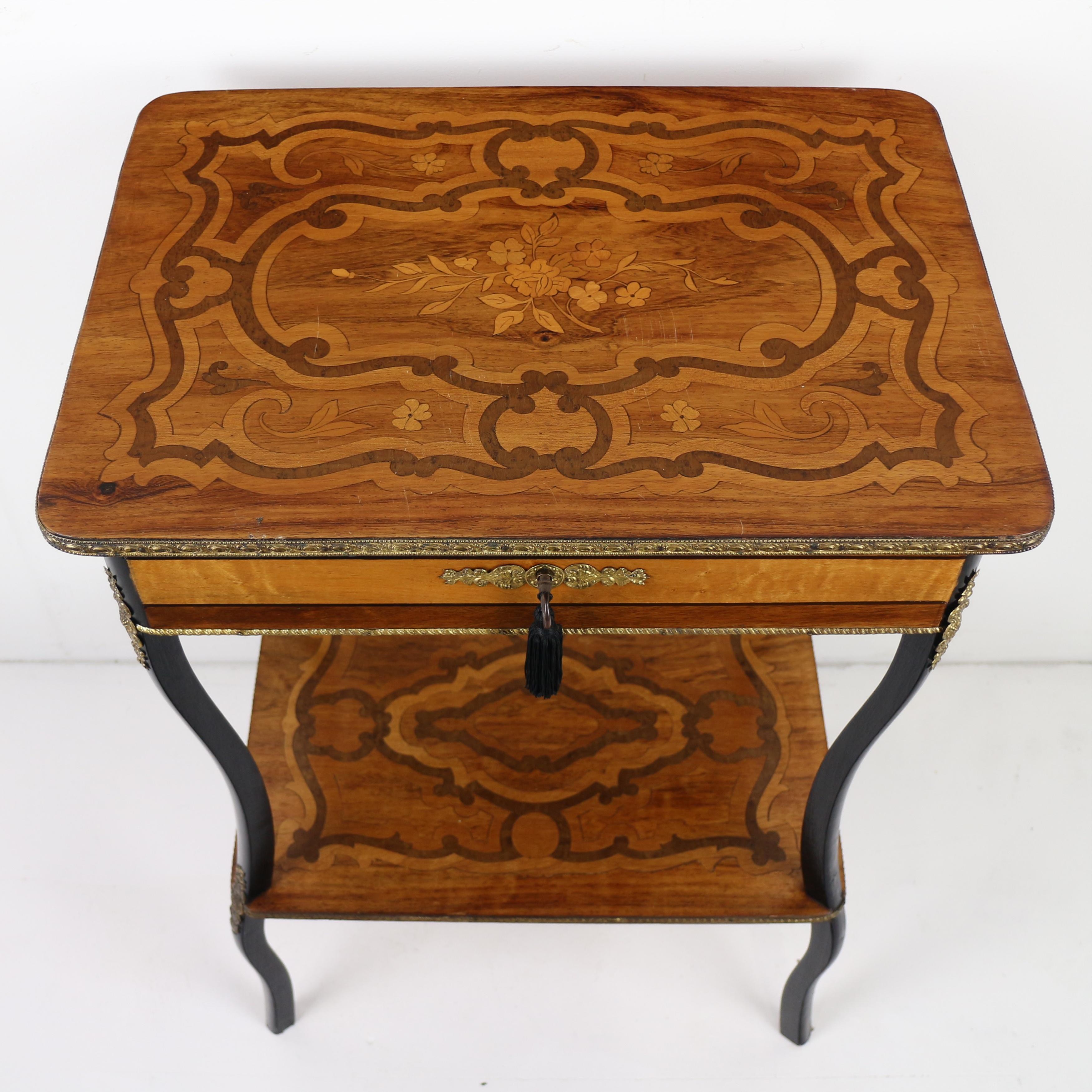 Ein französischer Poudreuse- oder Arbeitstisch aus dem späten 19. Jahrhundert unter Napoleon III. (Französisch) im Angebot