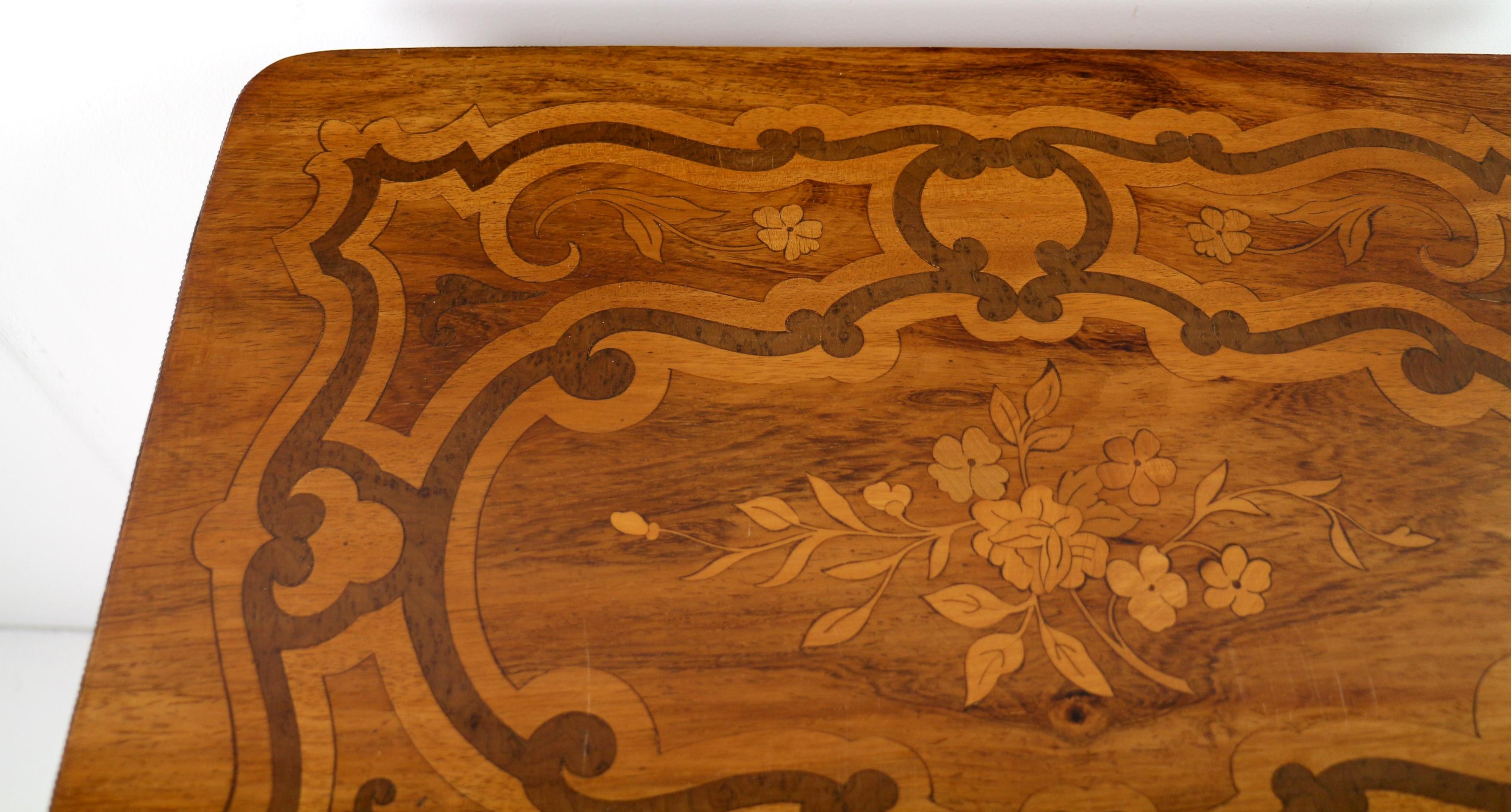 Ein französischer Poudreuse- oder Arbeitstisch aus dem späten 19. Jahrhundert unter Napoleon III. (Marketerie) im Angebot