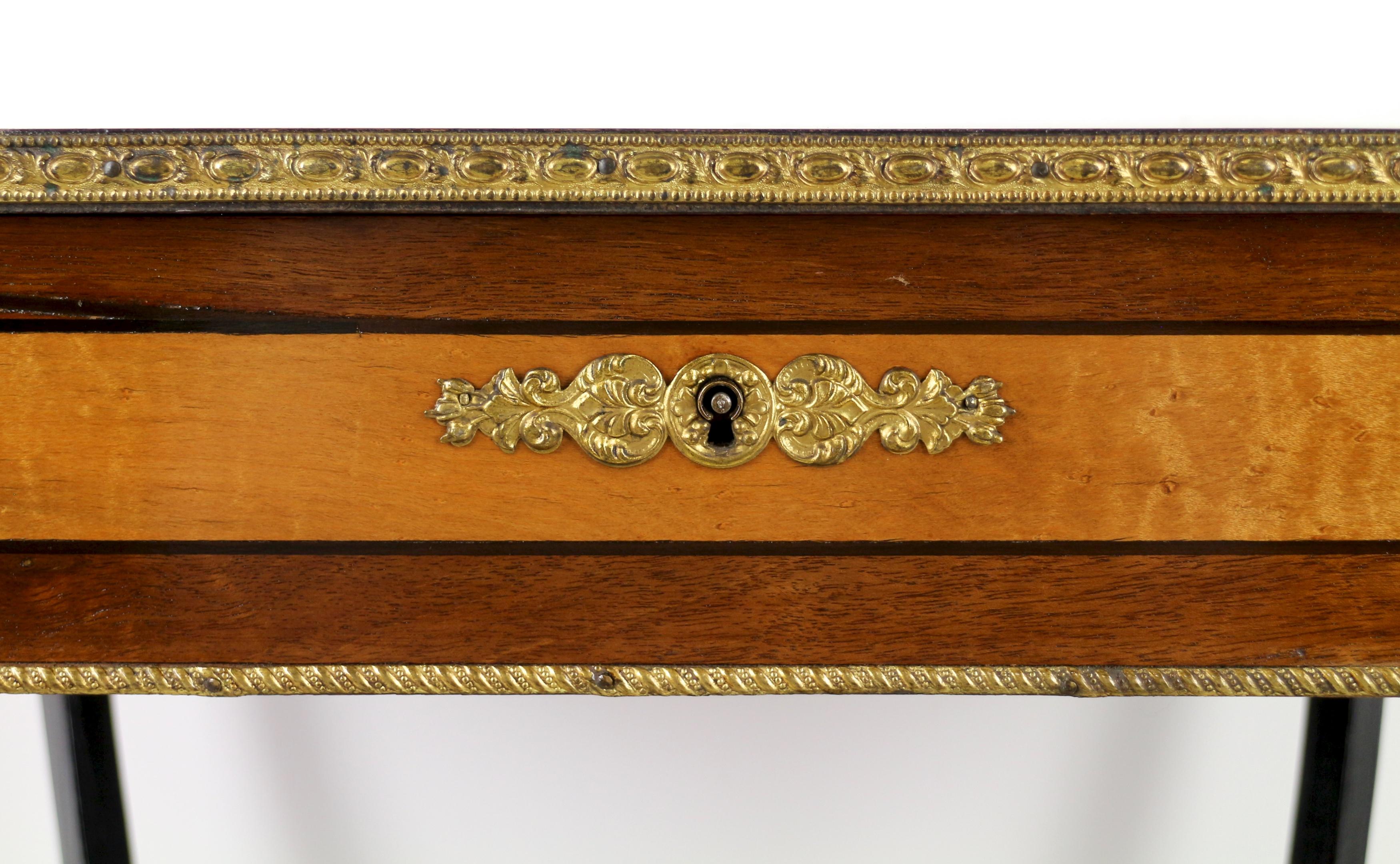 Ein französischer Poudreuse- oder Arbeitstisch aus dem späten 19. Jahrhundert unter Napoleon III. (Vogelaugenahorn) im Angebot