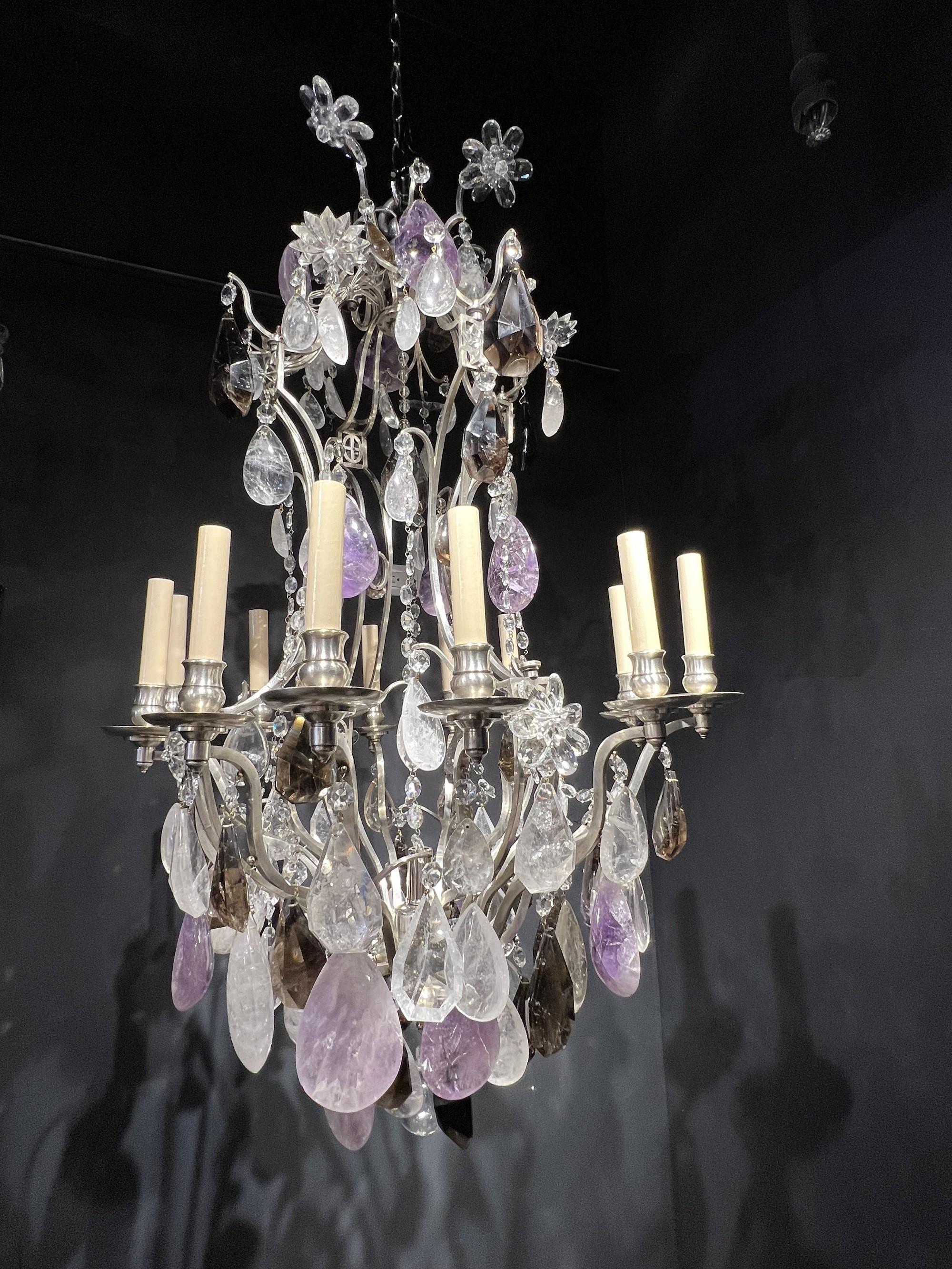 Un lampadario argentato del 1900 circa con pendenti in cristallo di rocca e ametista e fiori di cristallo, acquistato a Parigi.