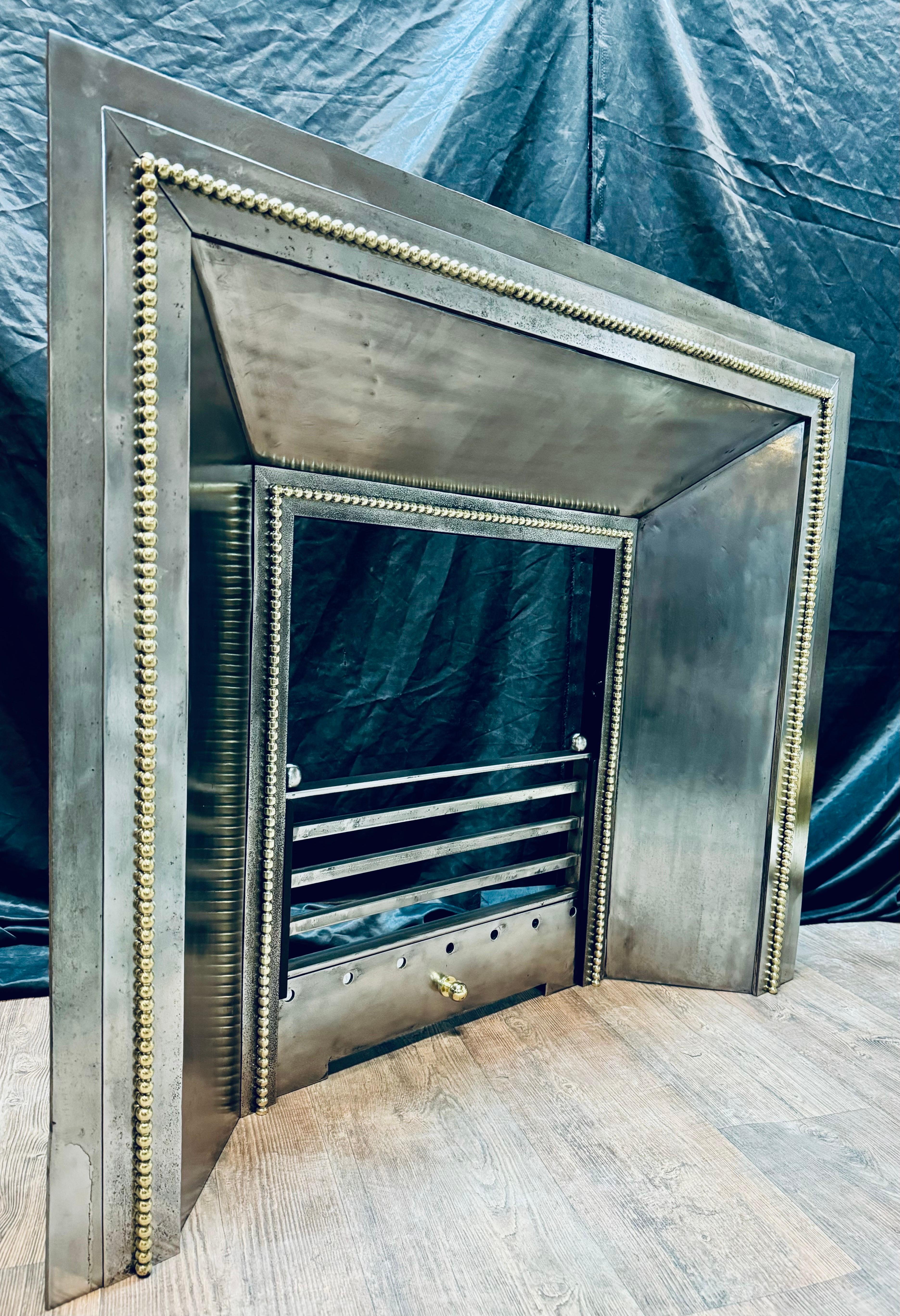 Chimenea francesa de acero y latón de finales del siglo XIX. en venta 2