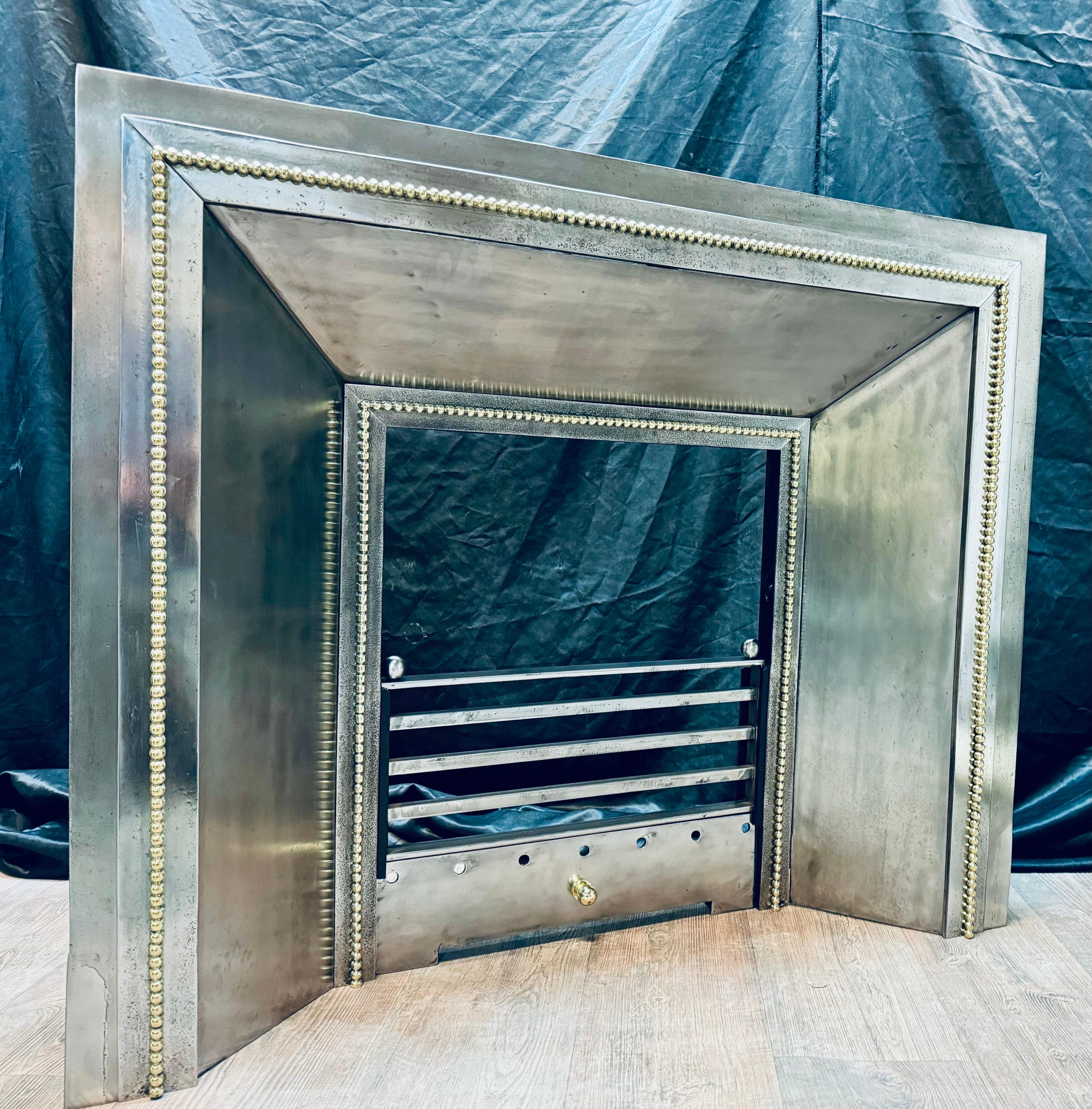 Chimenea francesa de acero y latón de finales del siglo XIX. en venta 11