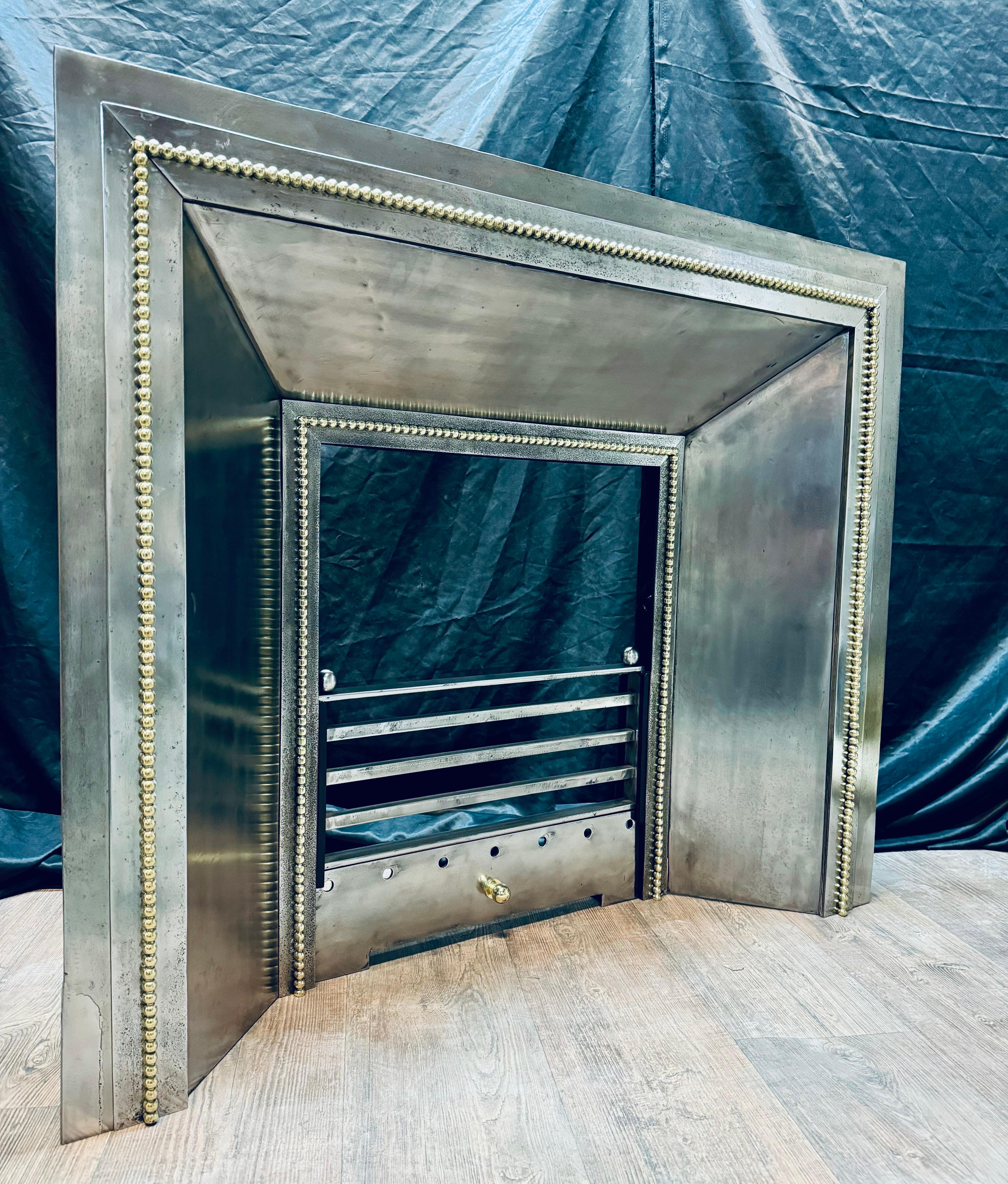Chimenea francesa de acero y latón de finales del siglo XIX. Victoriano en venta