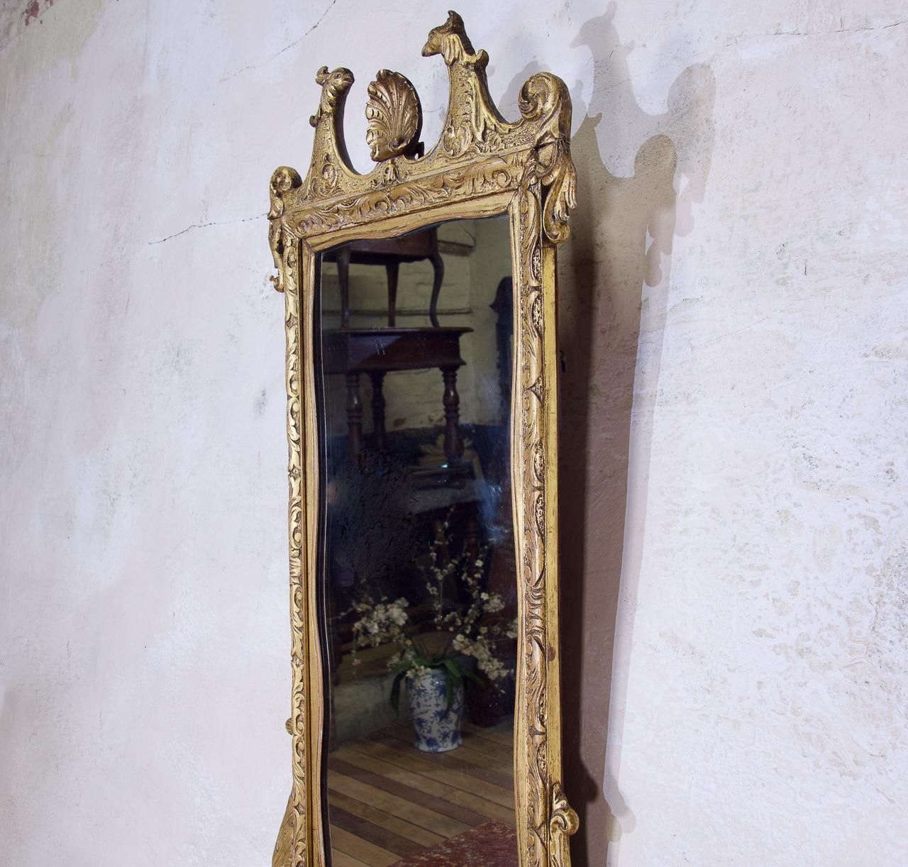 Bois doré Miroir mural en bois doré de la fin du XIXe siècle de style George II en vente
