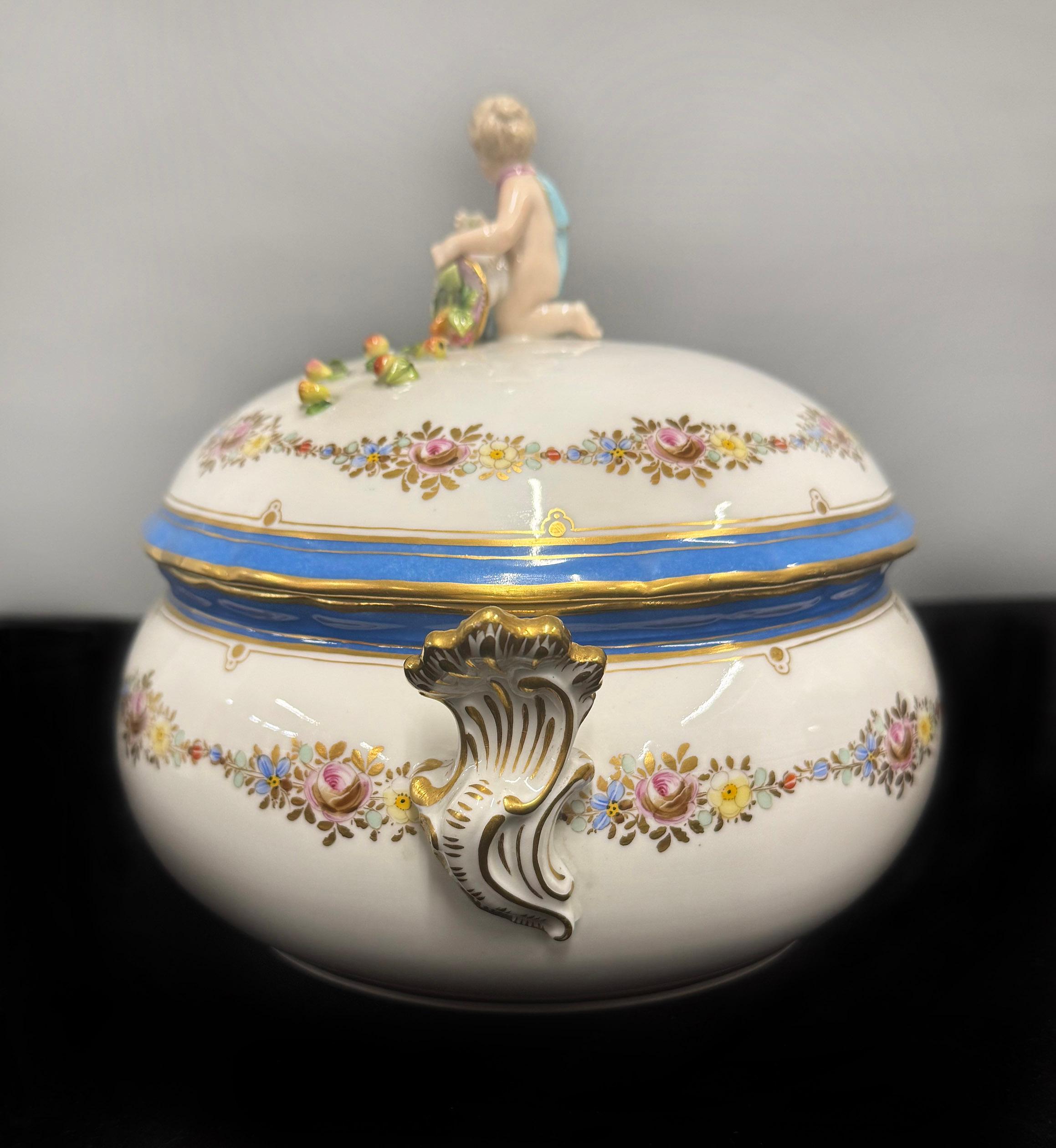 Peint à la main Soupière / Centre de table en porcelaine Meissen allemande de la fin du 19e siècle en vente