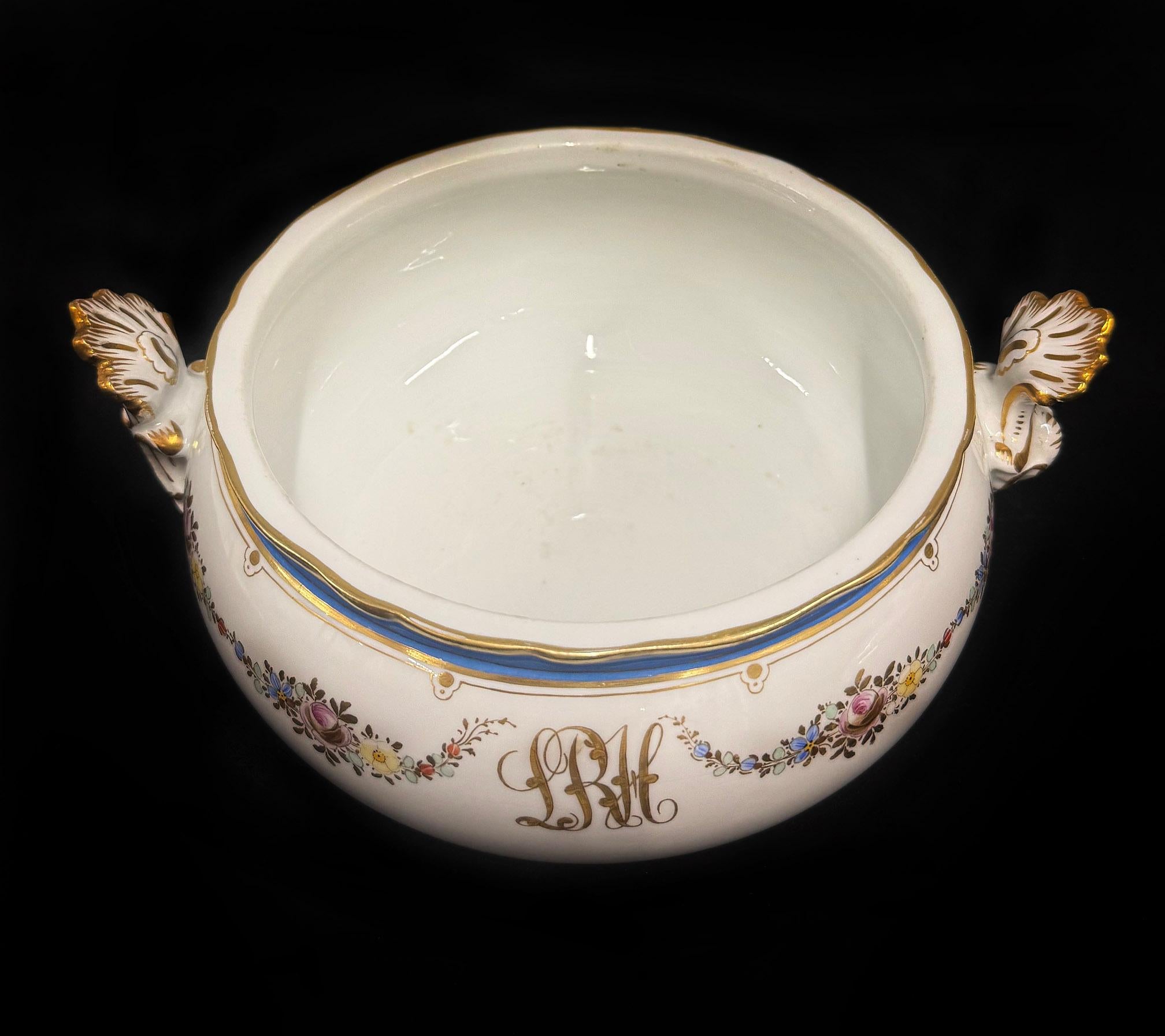 XIXe siècle Soupière / Centre de table en porcelaine Meissen allemande de la fin du 19e siècle en vente