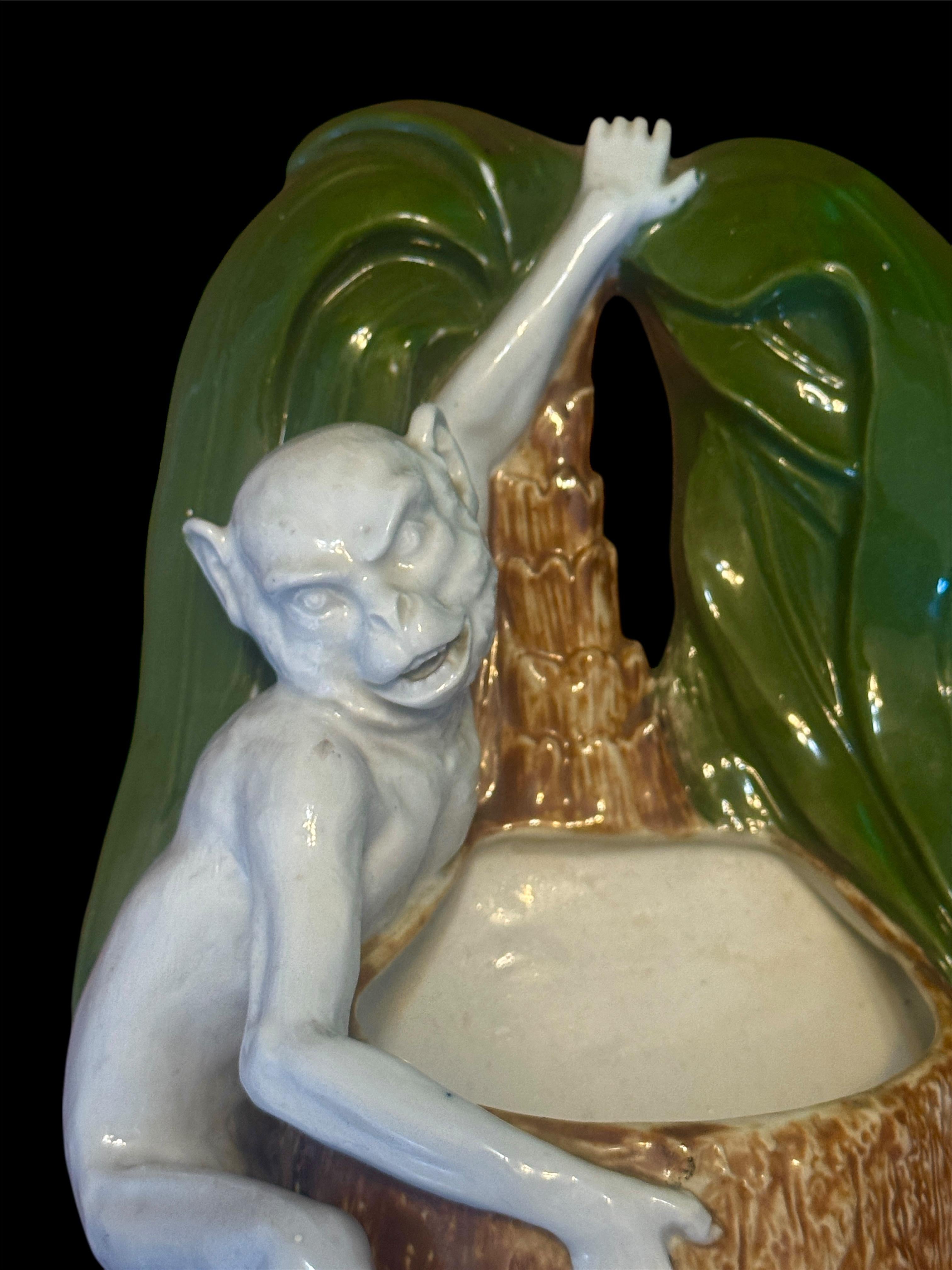 Belle Époque Support mural en porcelaine allemande de Sitzendorf de la fin du XIXe siècle représentant un singe et une noix de coco en vente