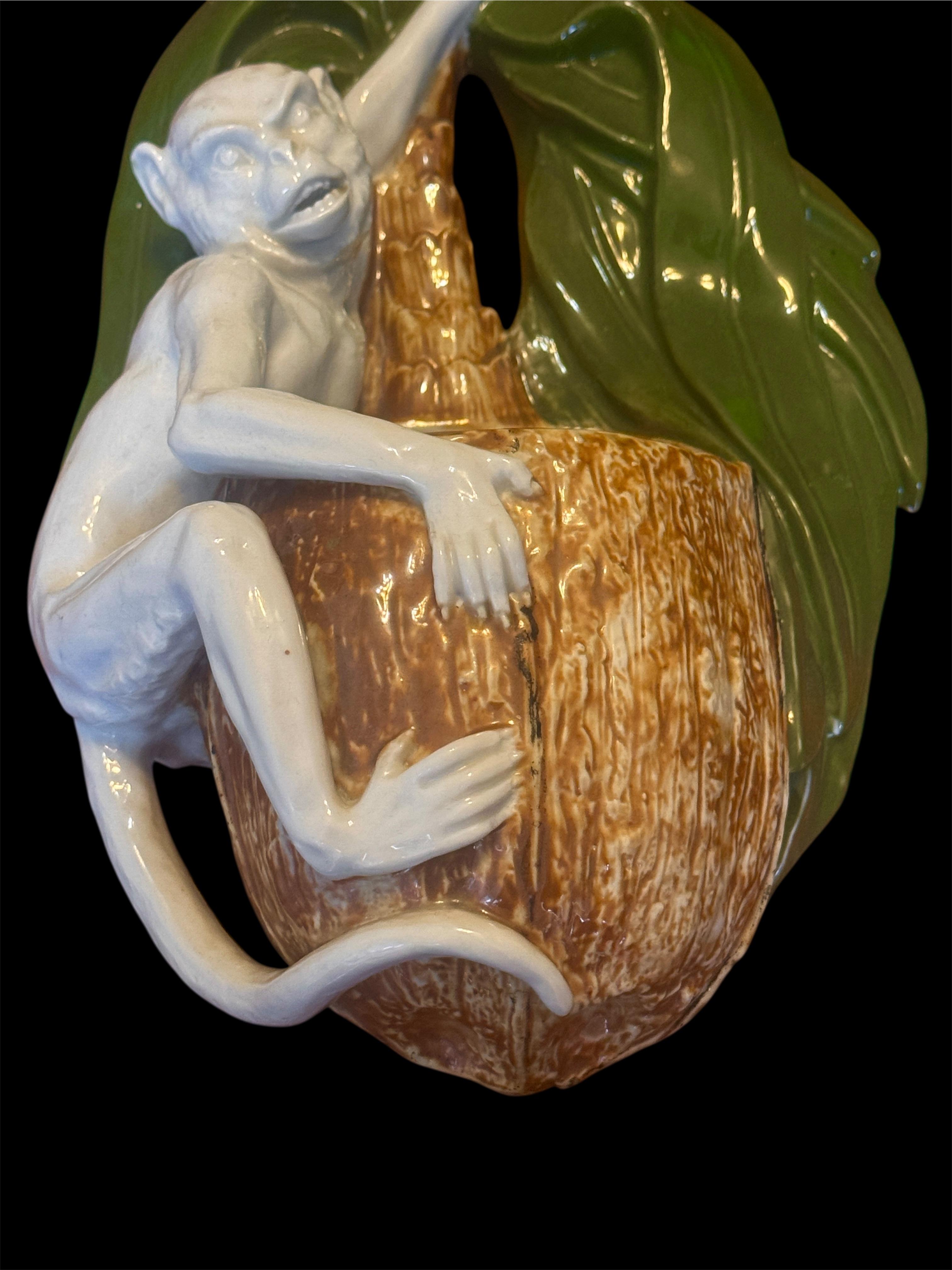 Allemand Support mural en porcelaine allemande de Sitzendorf de la fin du XIXe siècle représentant un singe et une noix de coco en vente