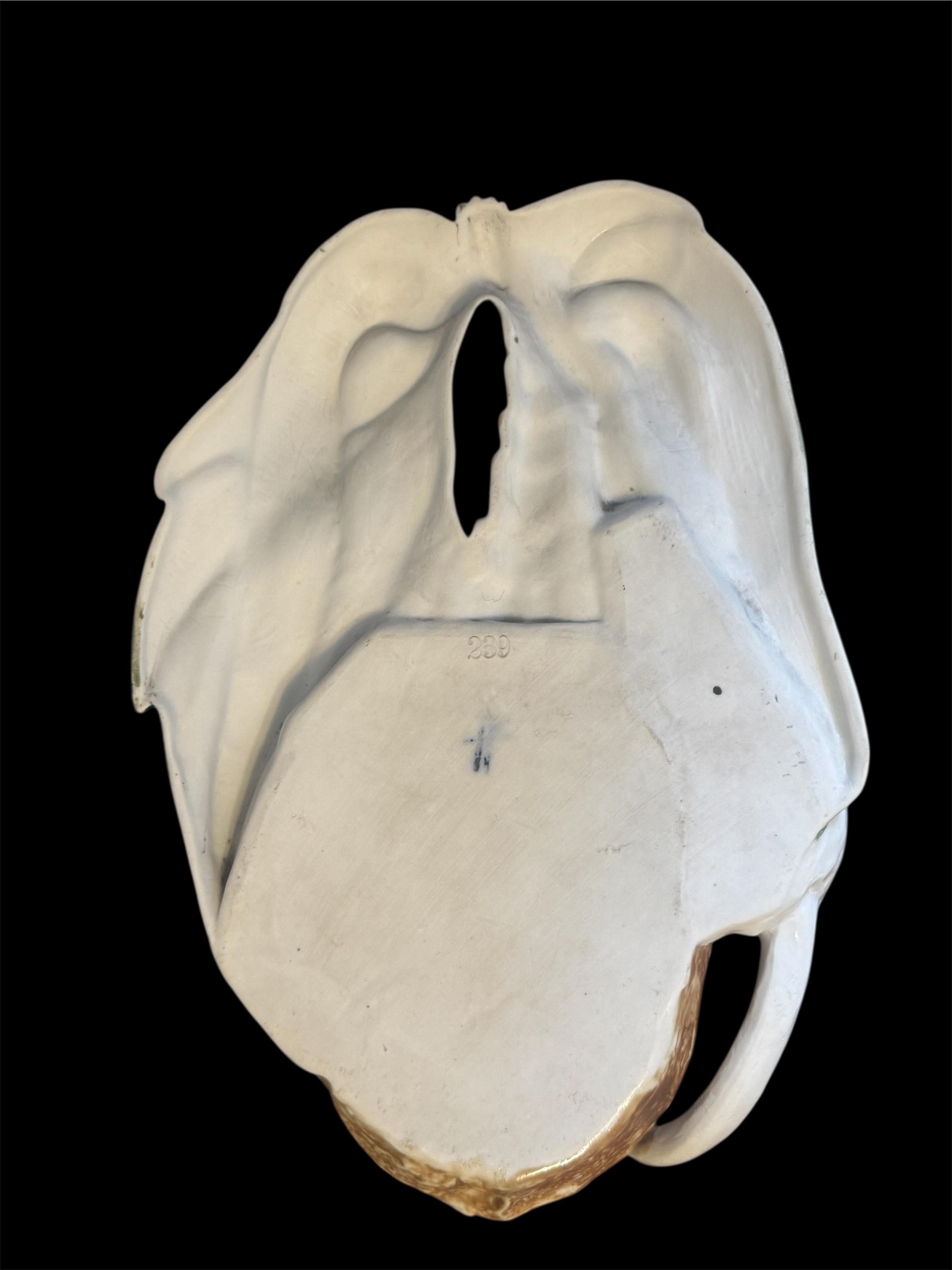 Support mural en porcelaine allemande de Sitzendorf de la fin du XIXe siècle représentant un singe et une noix de coco Bon état - En vente à Henley-on-Thames, Oxfordshire