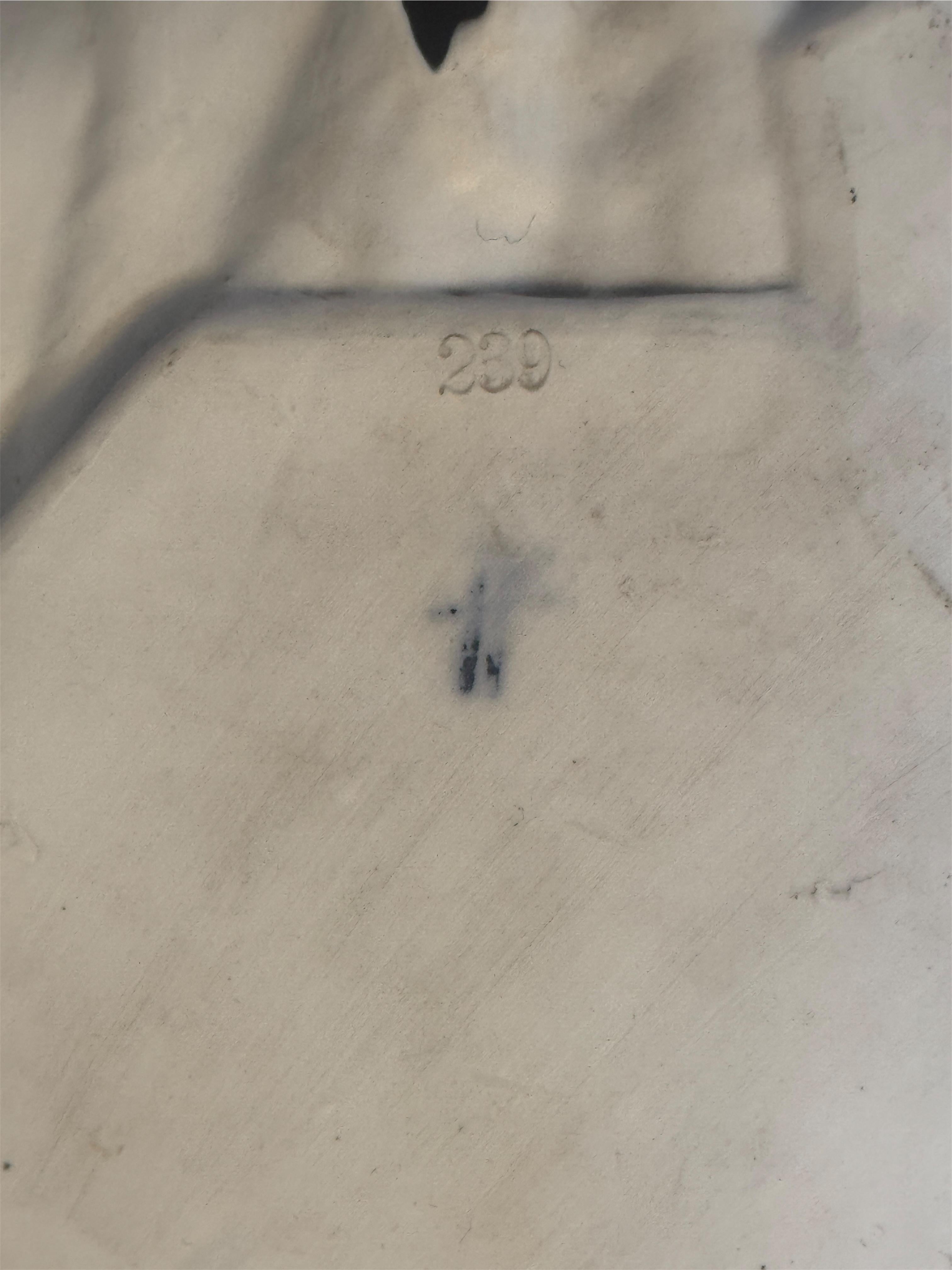 Milieu du XIXe siècle Support mural en porcelaine allemande de Sitzendorf de la fin du XIXe siècle représentant un singe et une noix de coco en vente