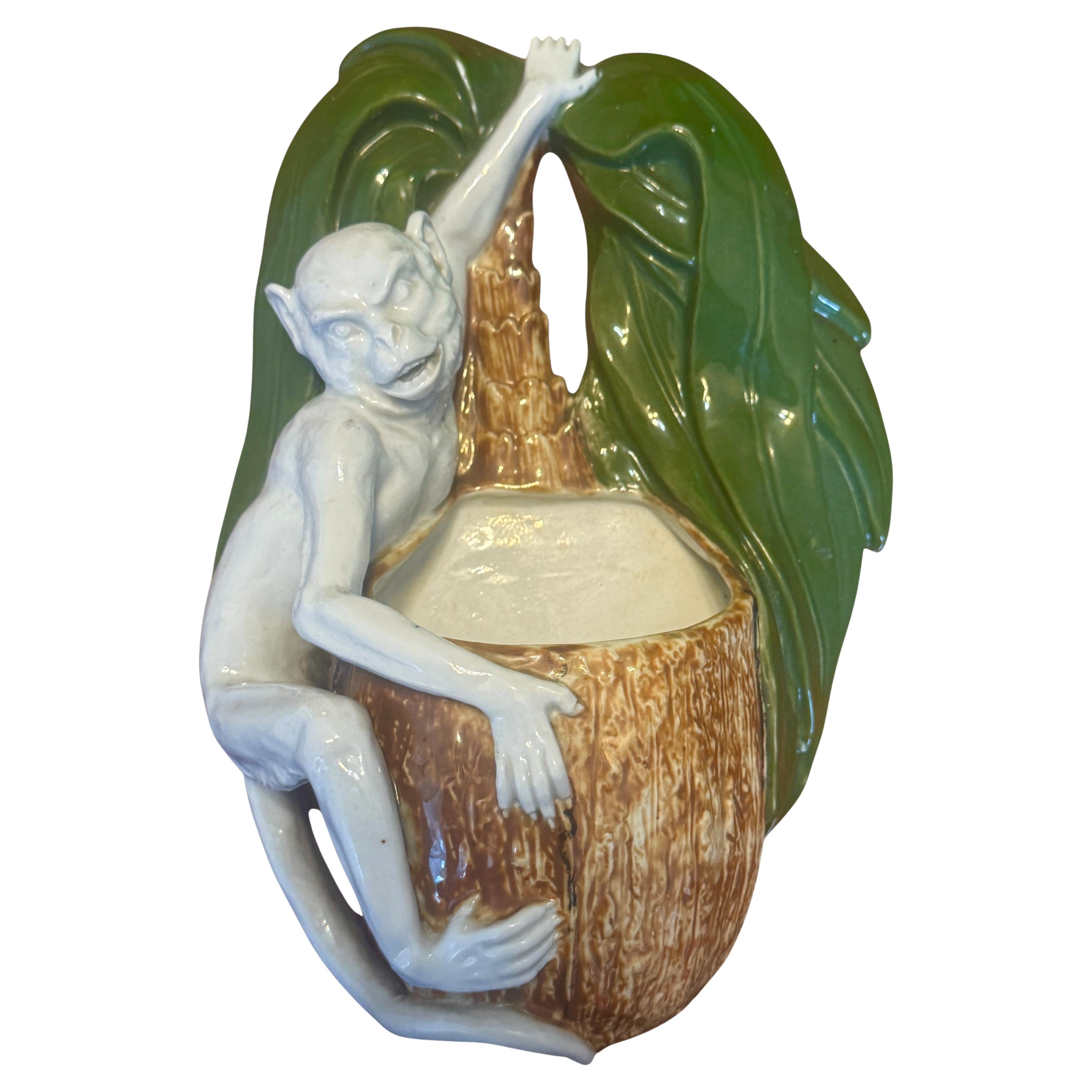 Support mural en porcelaine allemande de Sitzendorf de la fin du XIXe siècle représentant un singe et une noix de coco en vente