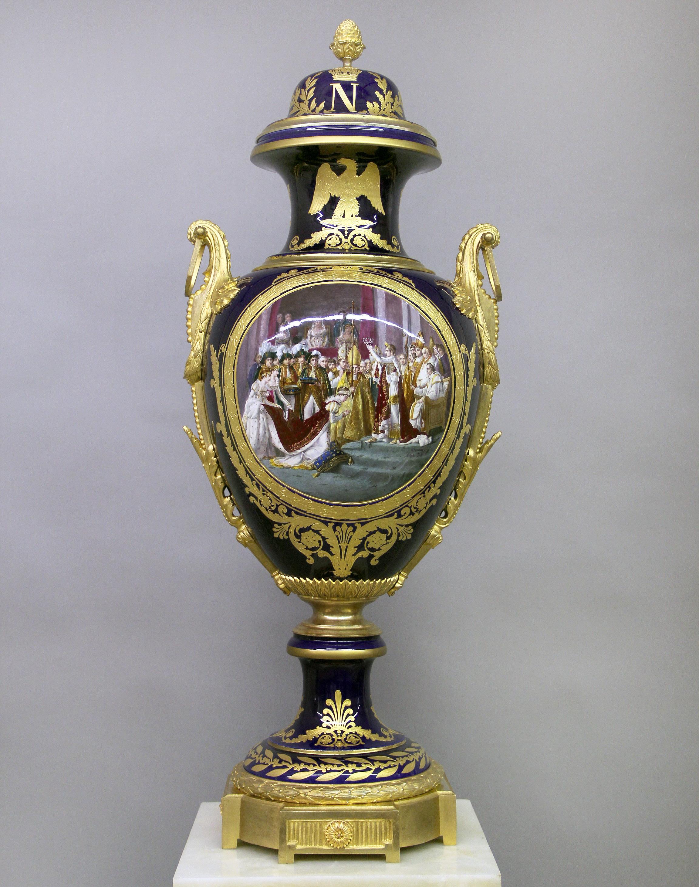 Un rare et spécial vase Napoléon de style Sèvres de la fin du 19e siècle monté en bronze doré avec un piédestal assorti

Le vase représente le couronnement de l'impératrice Joséphine par Napoléon devant le pape Pie VII et la Cour de France, le