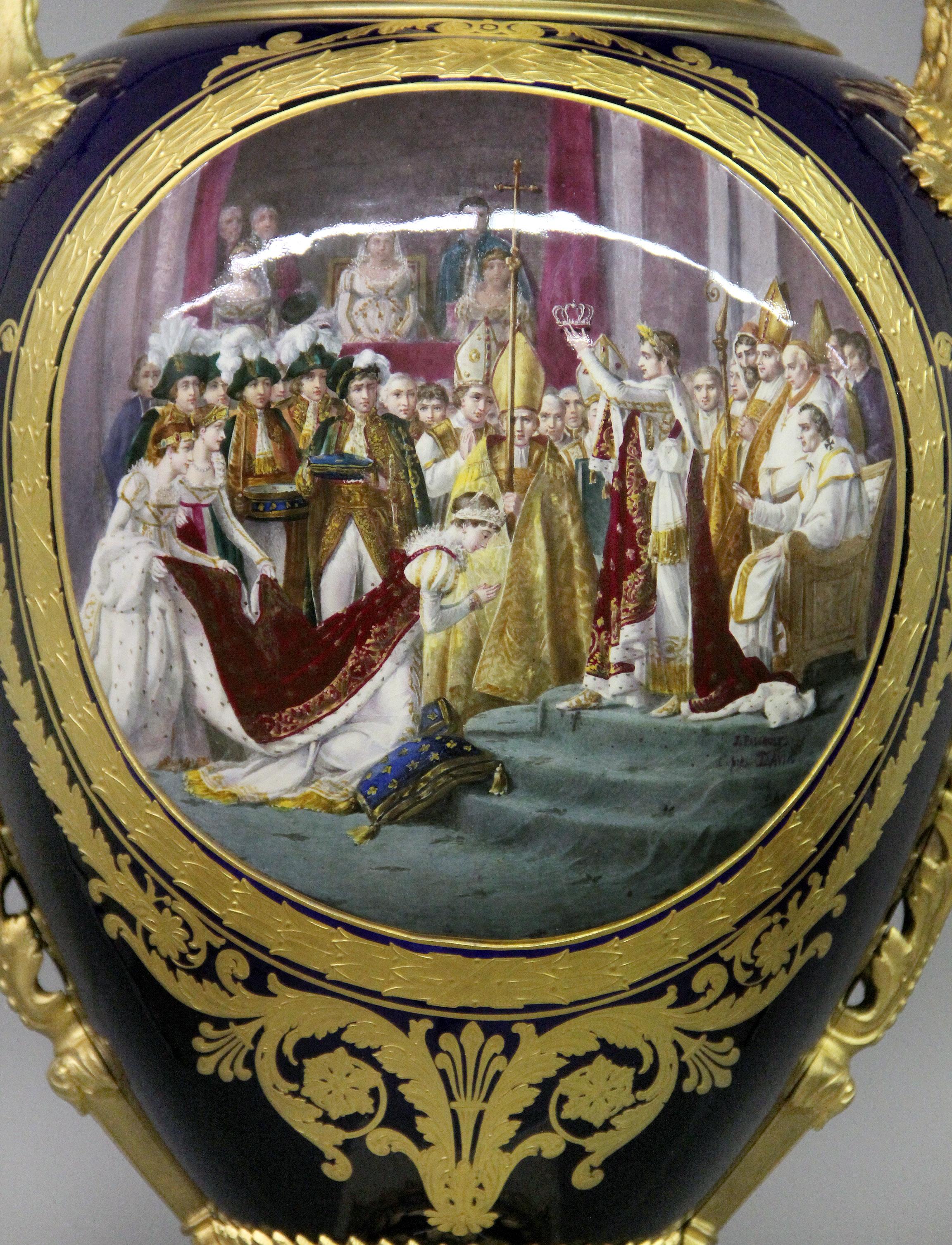 Belle Époque Vase et piédestal de style Napoléon de la fin du XIXe siècle monté en bronze doré et porcelaine de Sèvres en vente