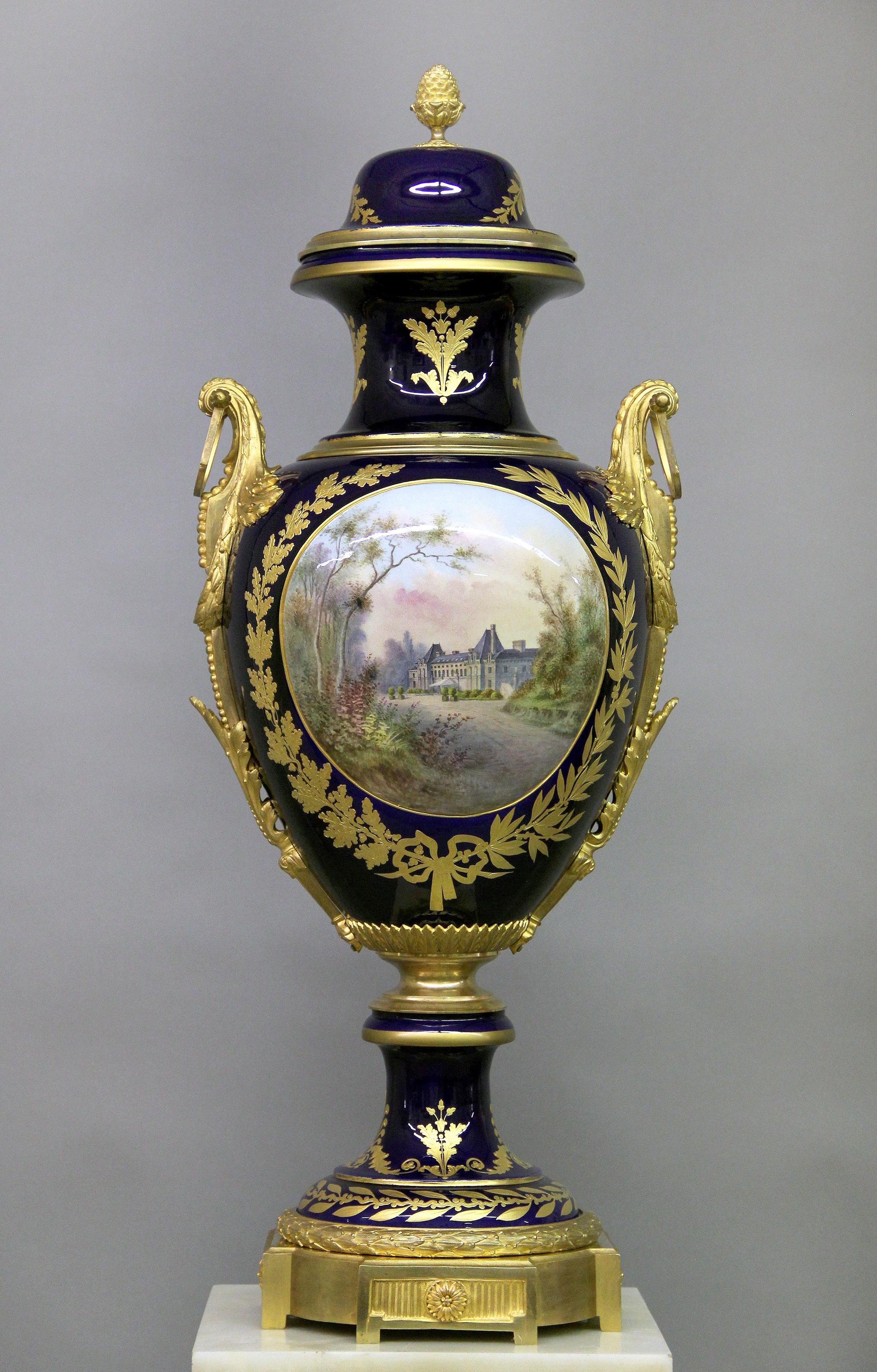 Français Vase et piédestal de style Napoléon de la fin du XIXe siècle monté en bronze doré et porcelaine de Sèvres en vente