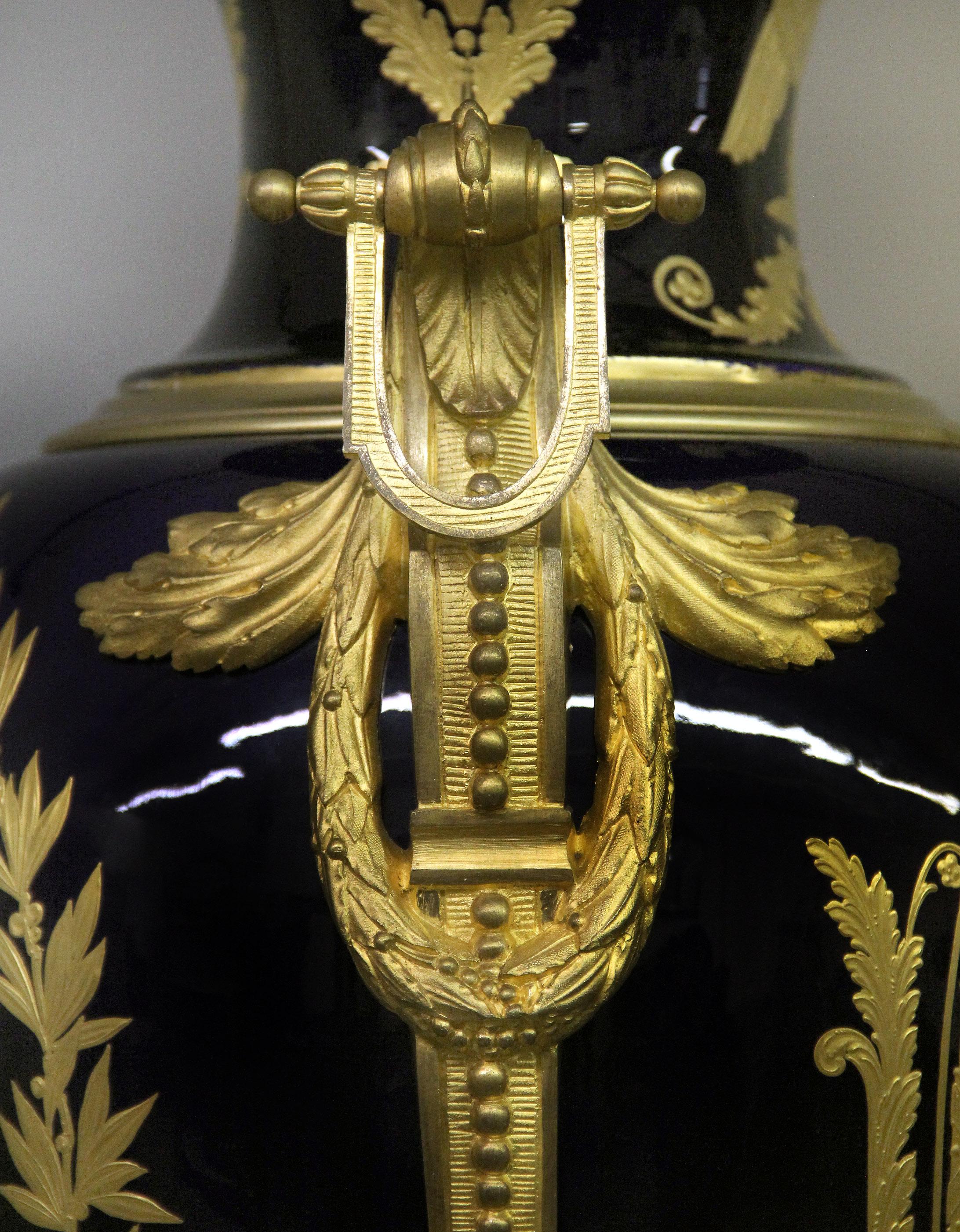 Vergoldete Bronze des späten 19. Jahrhunderts mit Napoleon-Vase und Sockel im Sèvres-Stil (Porzellan) im Angebot