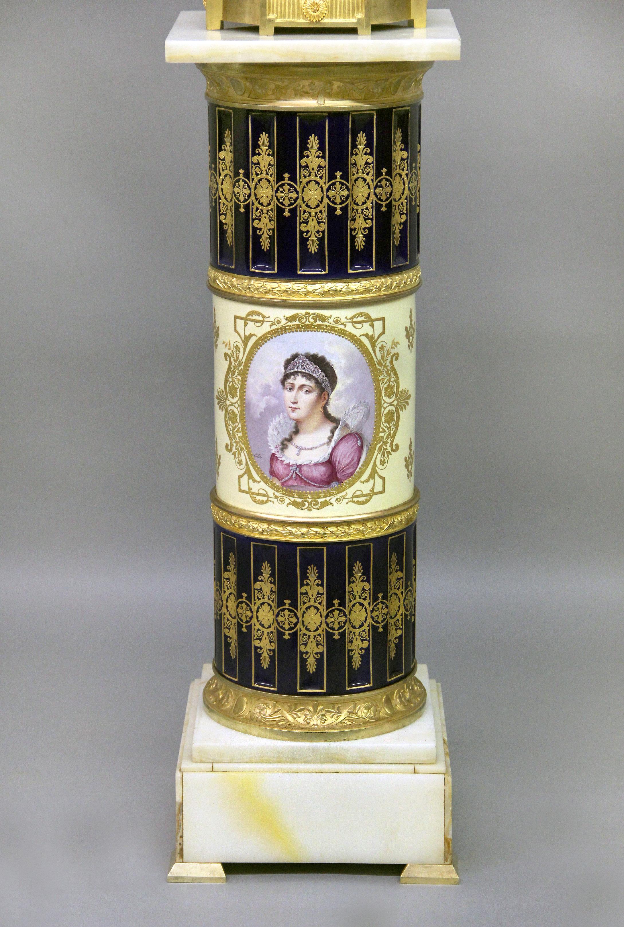 Porcelaine Vase et piédestal de style Napoléon de la fin du XIXe siècle monté en bronze doré et porcelaine de Sèvres en vente