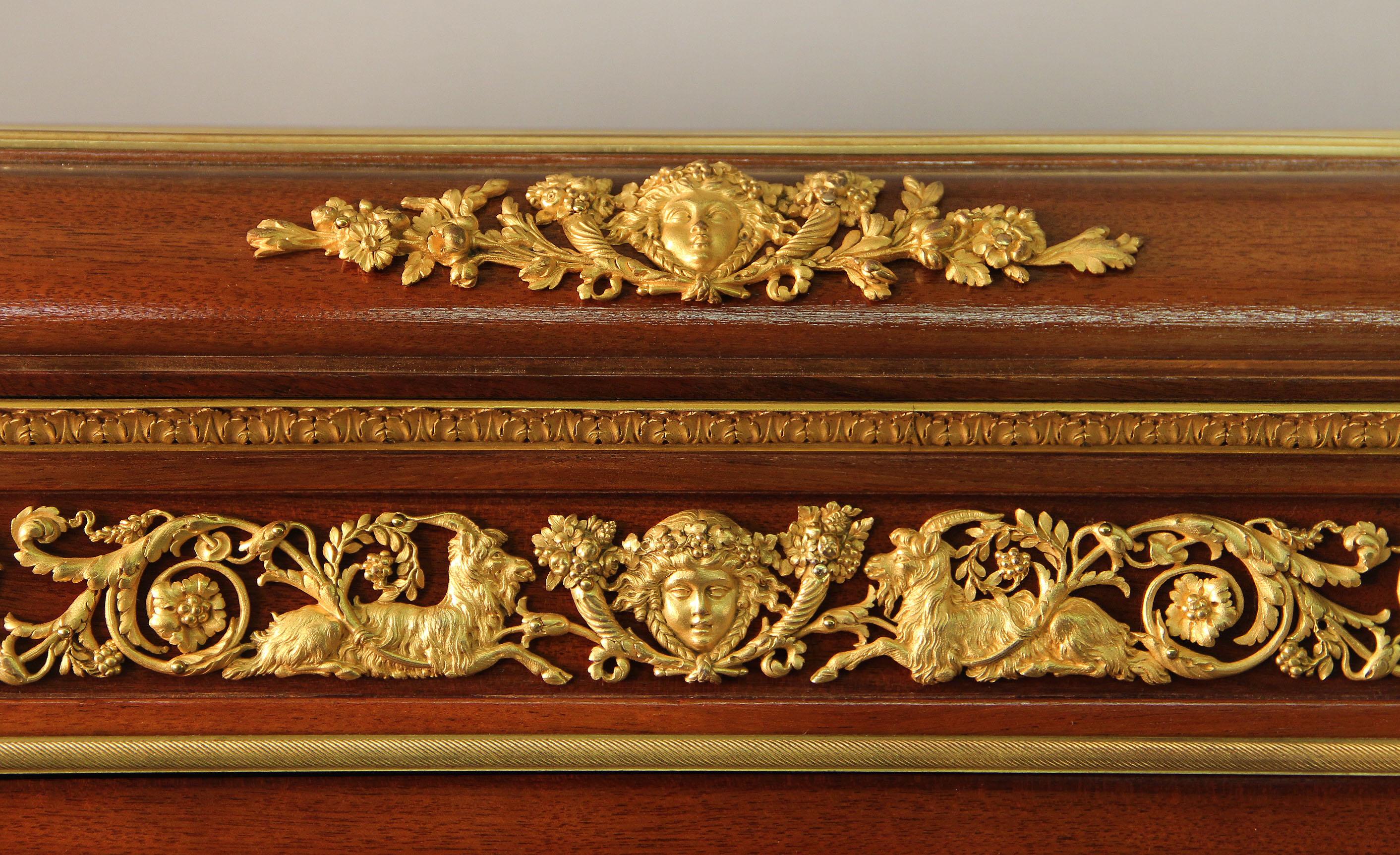 Eine fantastische Qualität späten 19. Jahrhundert Louis XVI-Stil vergoldeter Bronze montiert Vernis Martin Vitrine Schrank

Von François Linke

Eine durchbrochene Bronzegalerie über einer Bronzemontierung einer weiblichen Maske, umrahmt von