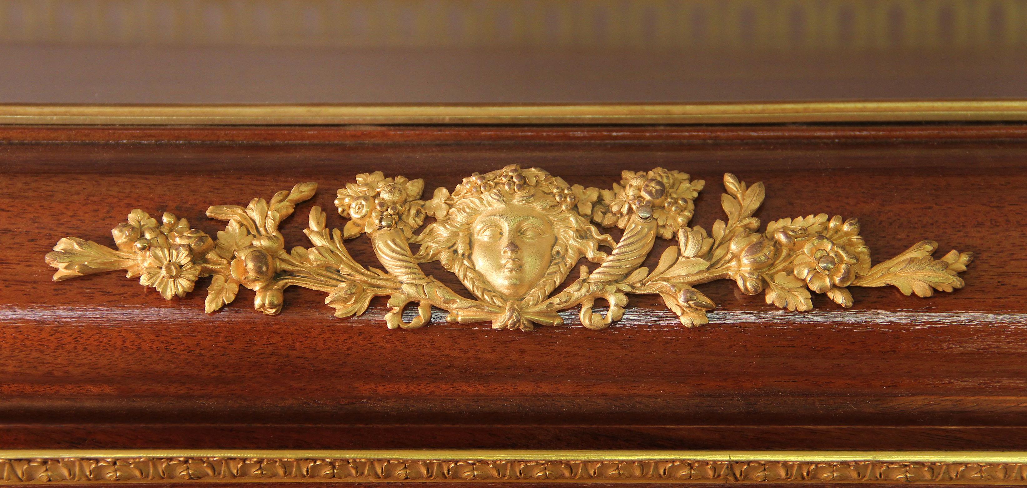 Vergoldete Bronzevitrine aus dem späten 19. Jahrhundert mit Vernis Martin von François Linke (Französisch) im Angebot