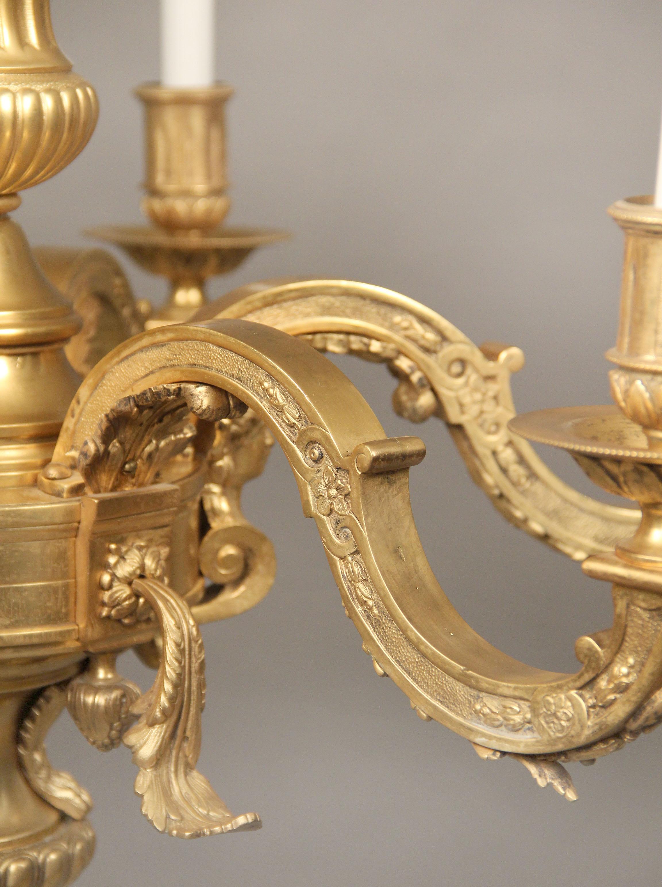 Français Lustre à six lumières en bronze doré de la fin du XIXe siècle en vente