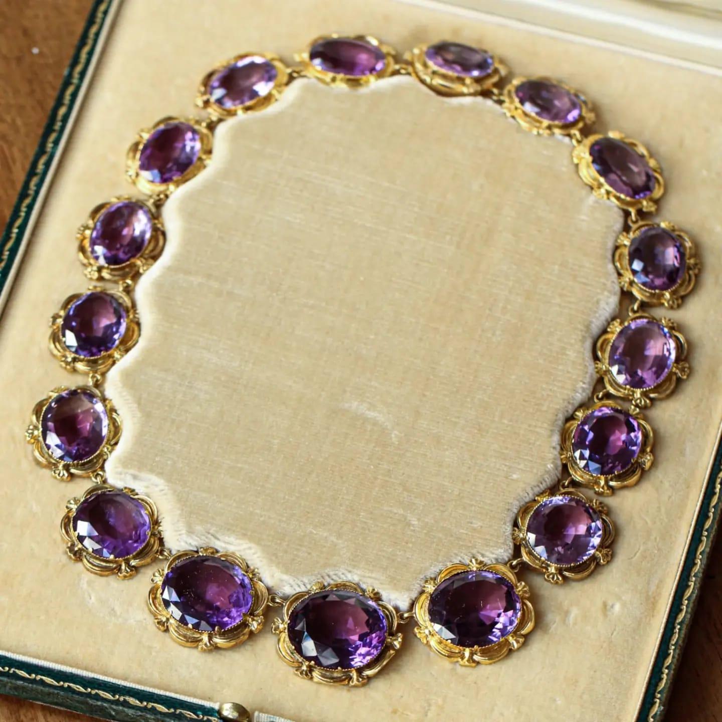 Antike Halskette aus Gold und Amethyst aus dem späten 19. Mit abgestuften Amethysten im Ovalschliff in zarter Gelbgoldfassung. Die größten Steine haben etwa 24,50 Karat. Die Halskette wird von einer passenden Schachtel begleitet. Länge = 44 cm.
