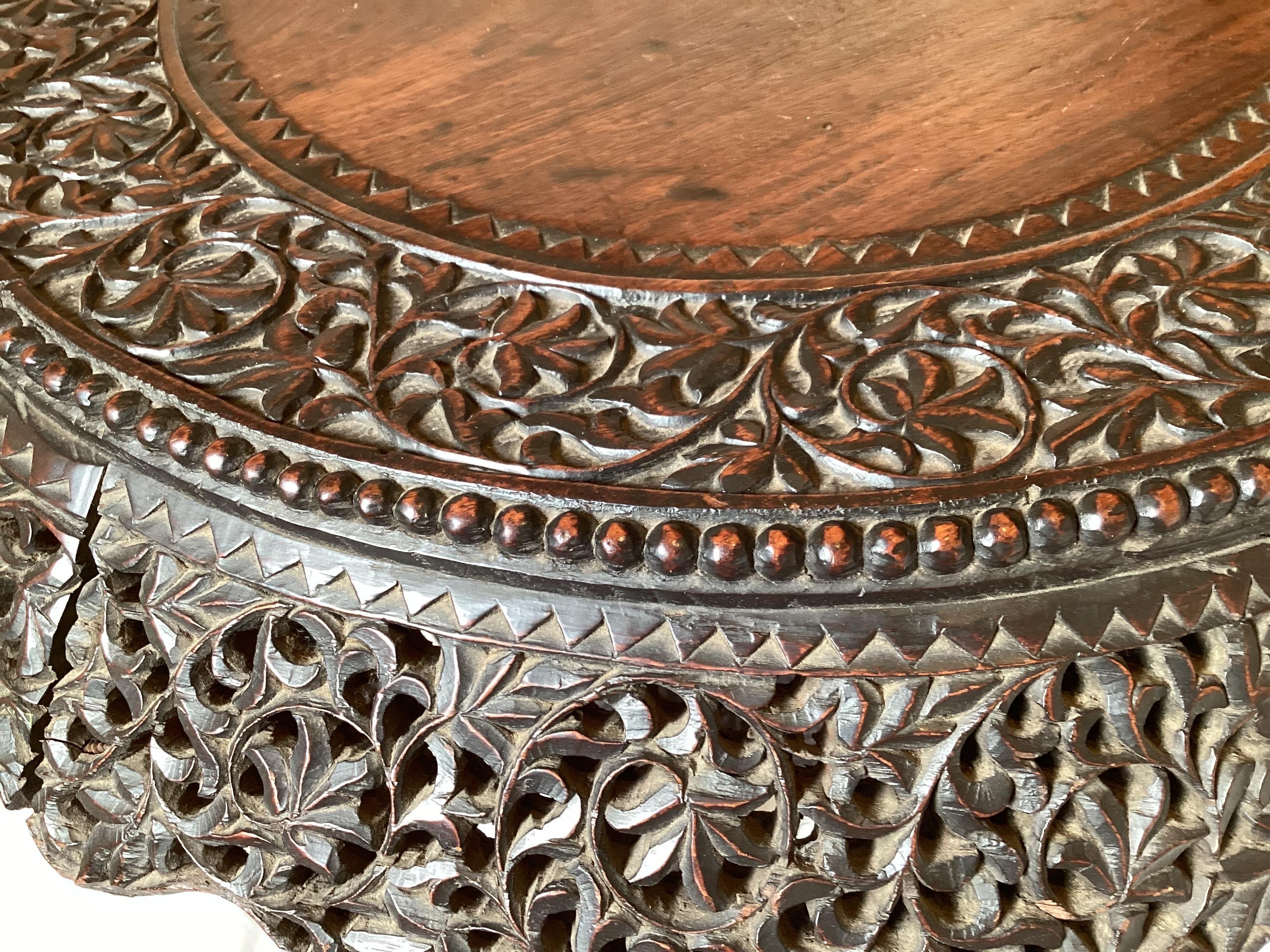 Anglo-indien Table anglo-indienne ronde en bois de feuillus sculptée à la main de la fin du XIXe siècle en vente